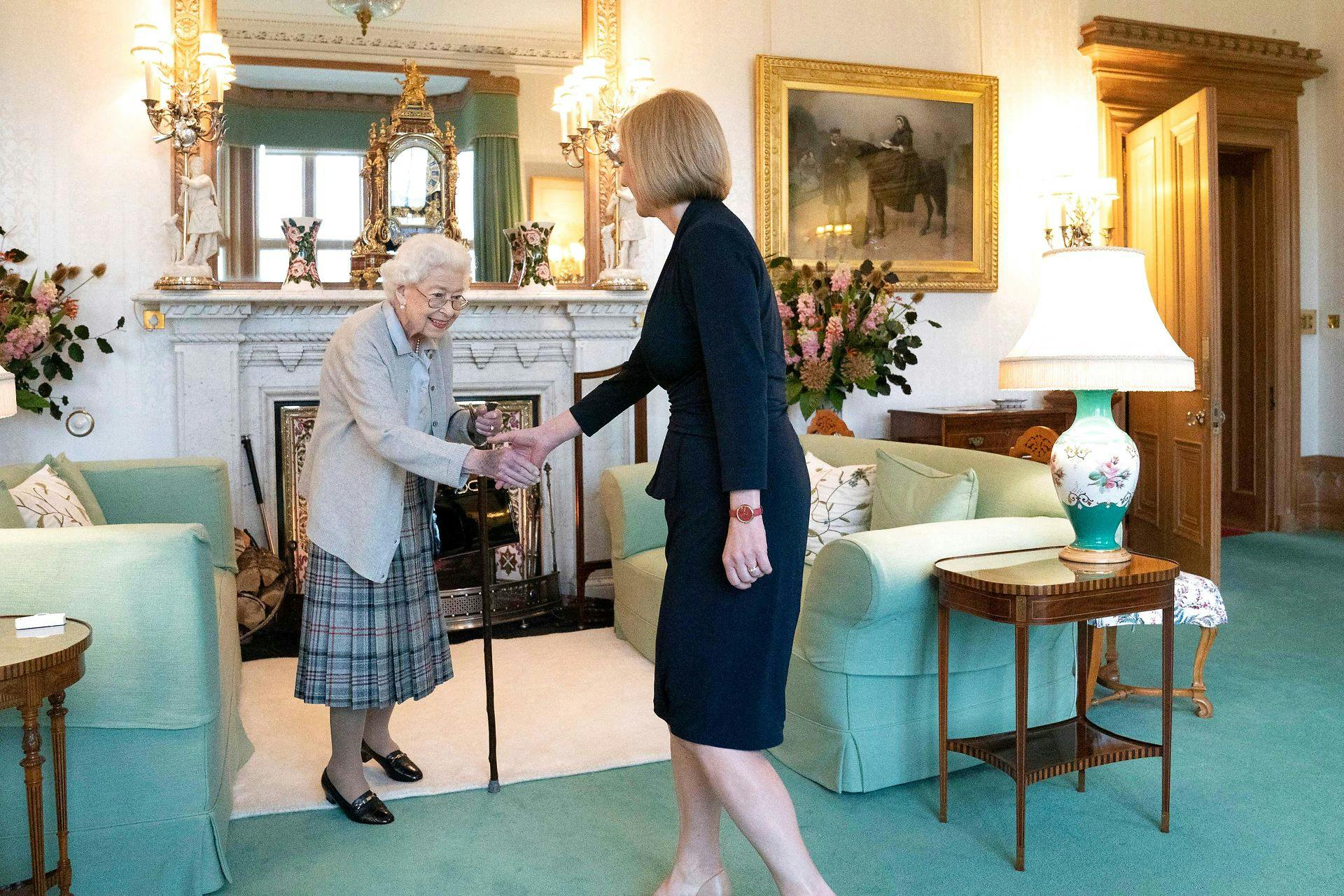 Samme dag som Boris Johnson mødtes med dronning Elizabeth blev også det sidste billede af hende taget. Det skete, da hun mødtes med den nye premierminister Lis Truzz.
