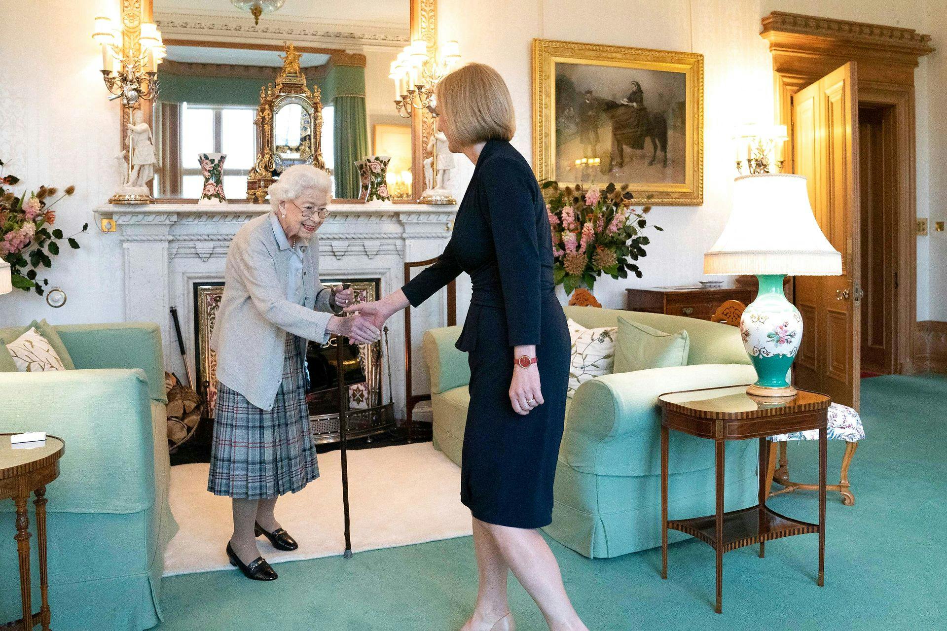 Samme dag som Boris Johnson mødtes med dronning Elizabeth blev også det sidste billede af hende taget. Det skete, da hun mødtes med den nye premierminister Lis Truzz.