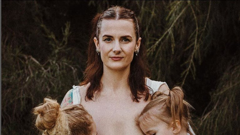 Australske Lauren McLeod ammer stadig begge sine børn, selvom den ældste er fyldt fem år.