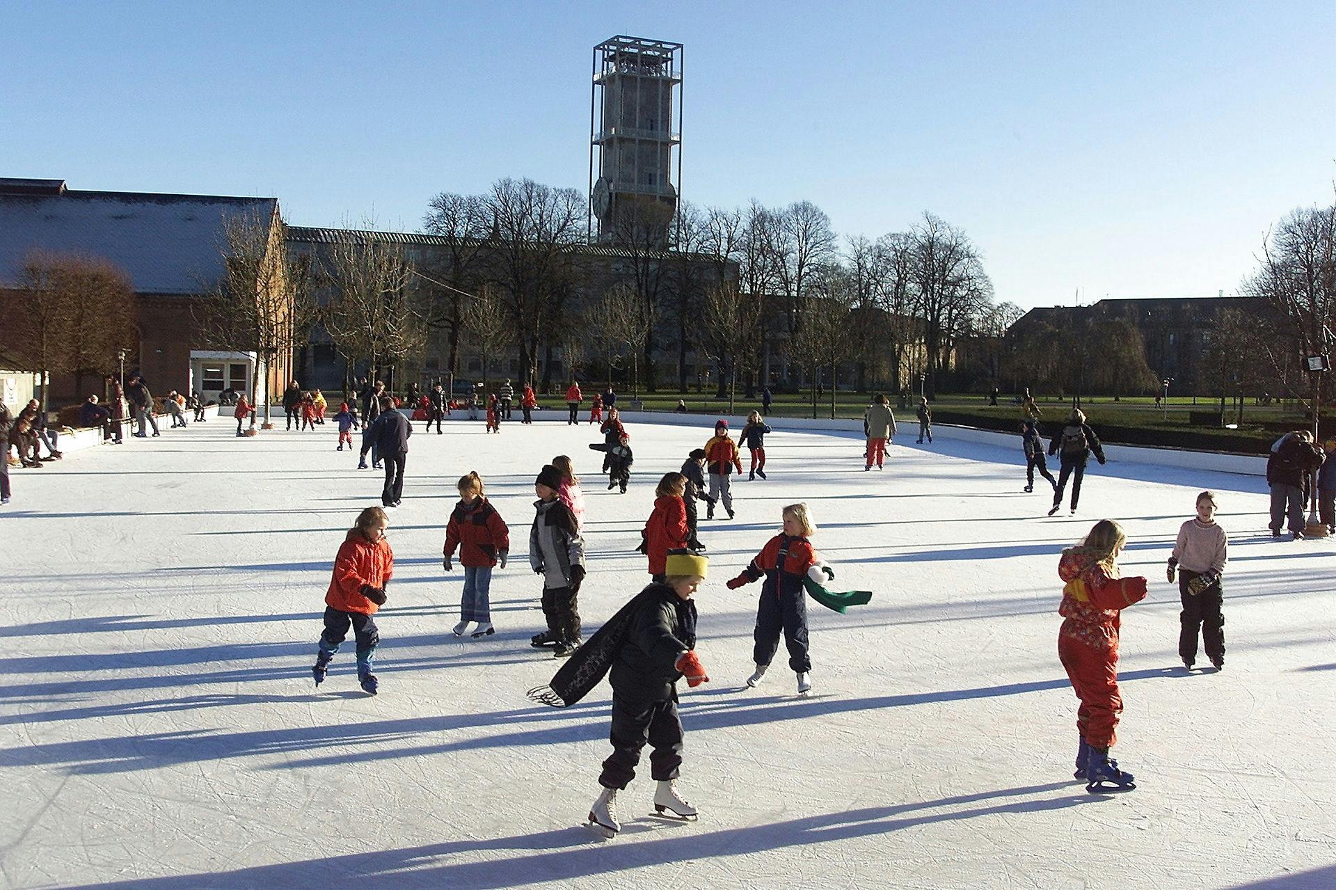 Flere byer lægger udendørs skøjtebaner på | SE og HØR