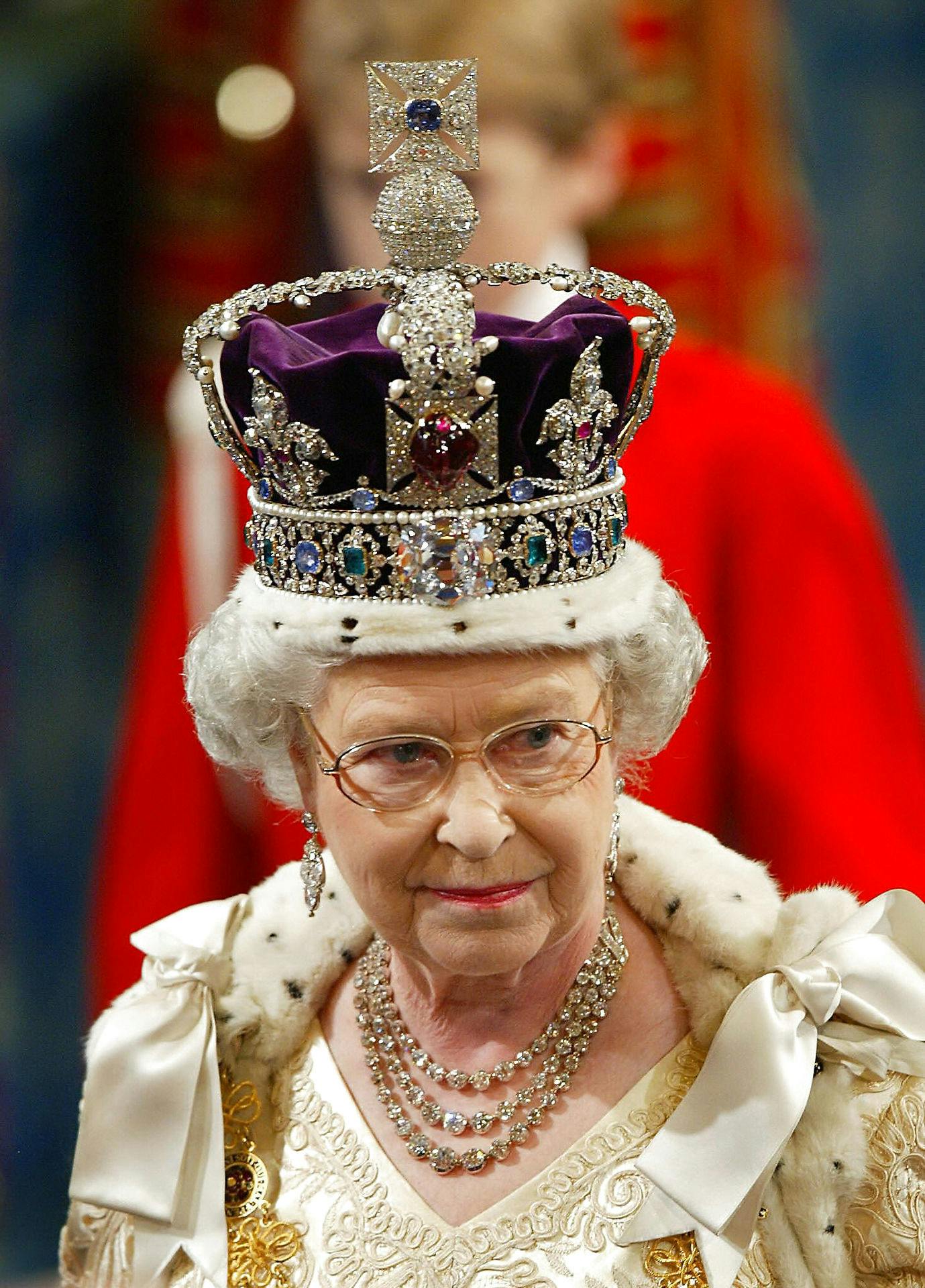 I 2002 bar dronning Elizabeth den tunge krone.&nbsp;&nbsp;
