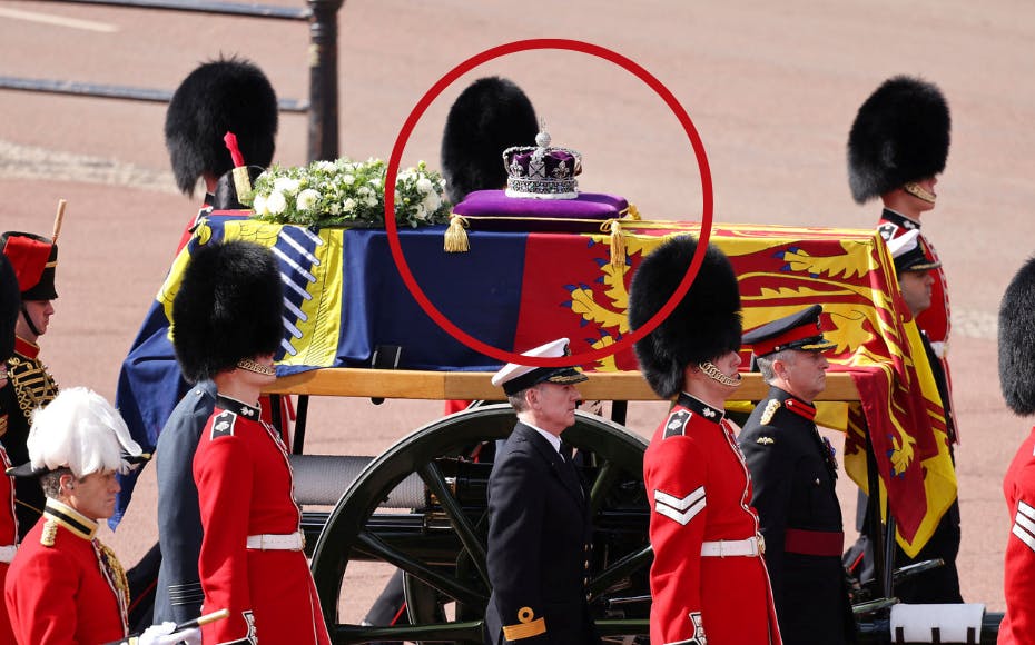 På dronning Elizabeths kiste lå foruden hvide blomster også en helt særlig krone: Den såkaldte Imperial State-kongekrone.