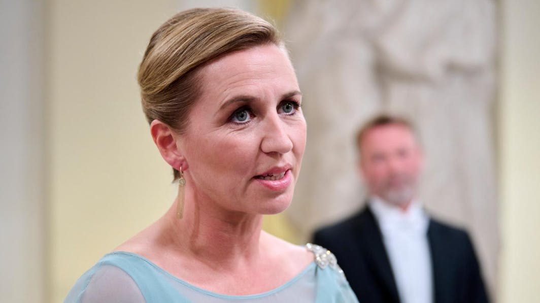 Søndag talte hun til dronningen. I dag taler hun til danskerne. 