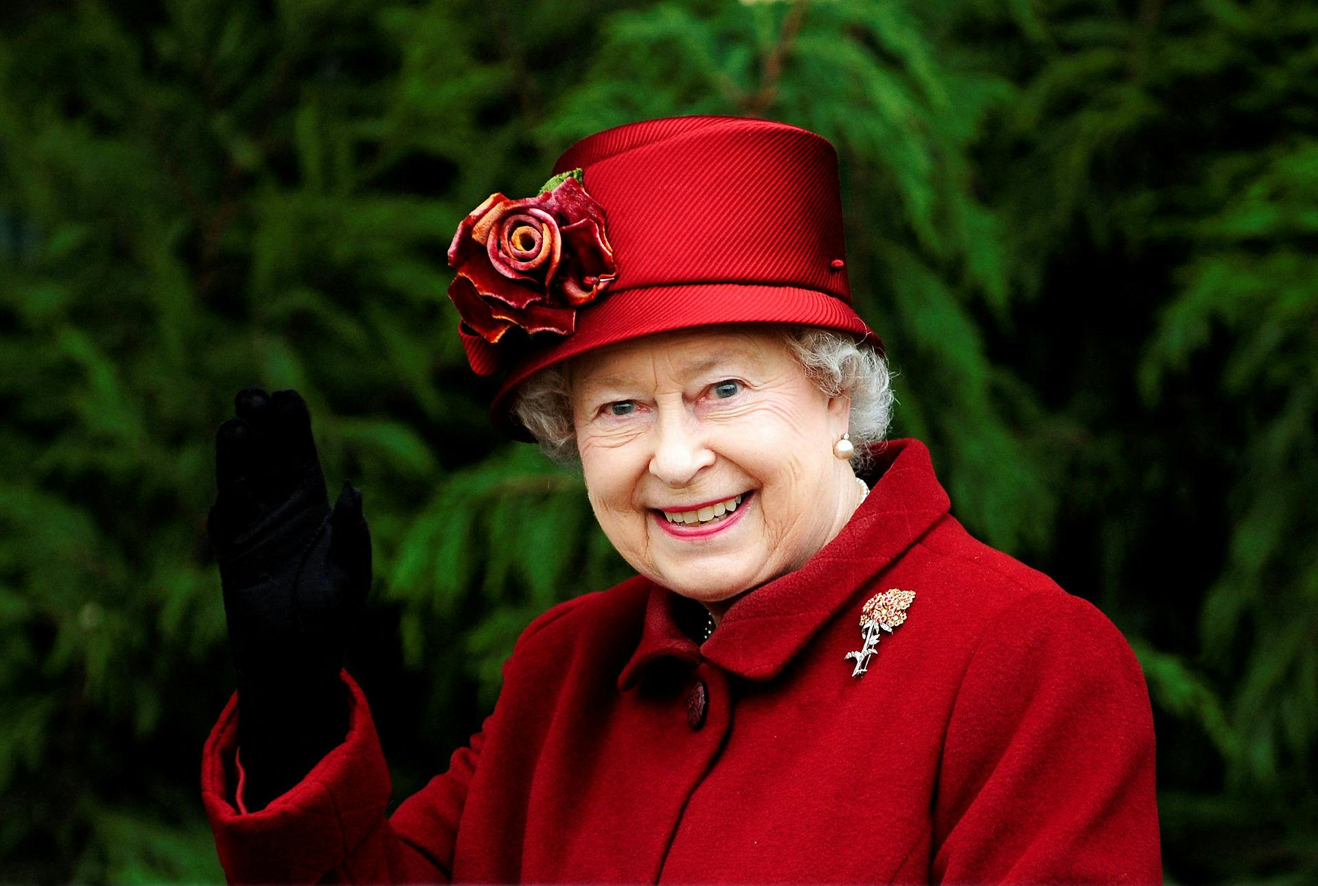 Dronning Elizabeth slog alarm, men fordi hun talte med så rolig stemme, ilede personalet ikke i al hast til hendes værelse.
