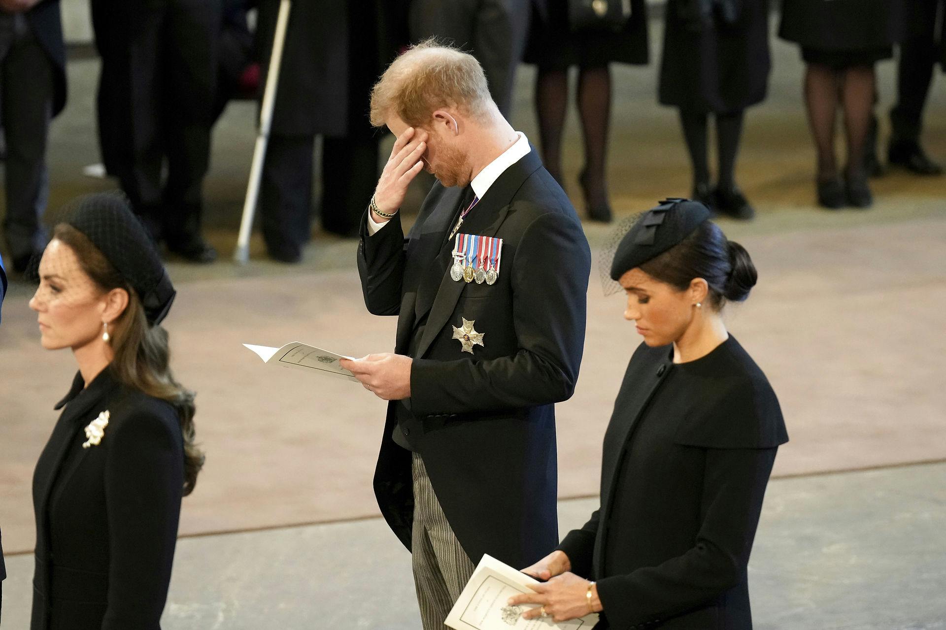 Kate, Harry og Meghan besøgte onsdag Westminster Hall, hvor kisten med den afdøde dronning Elizabeth ligger.&nbsp;
