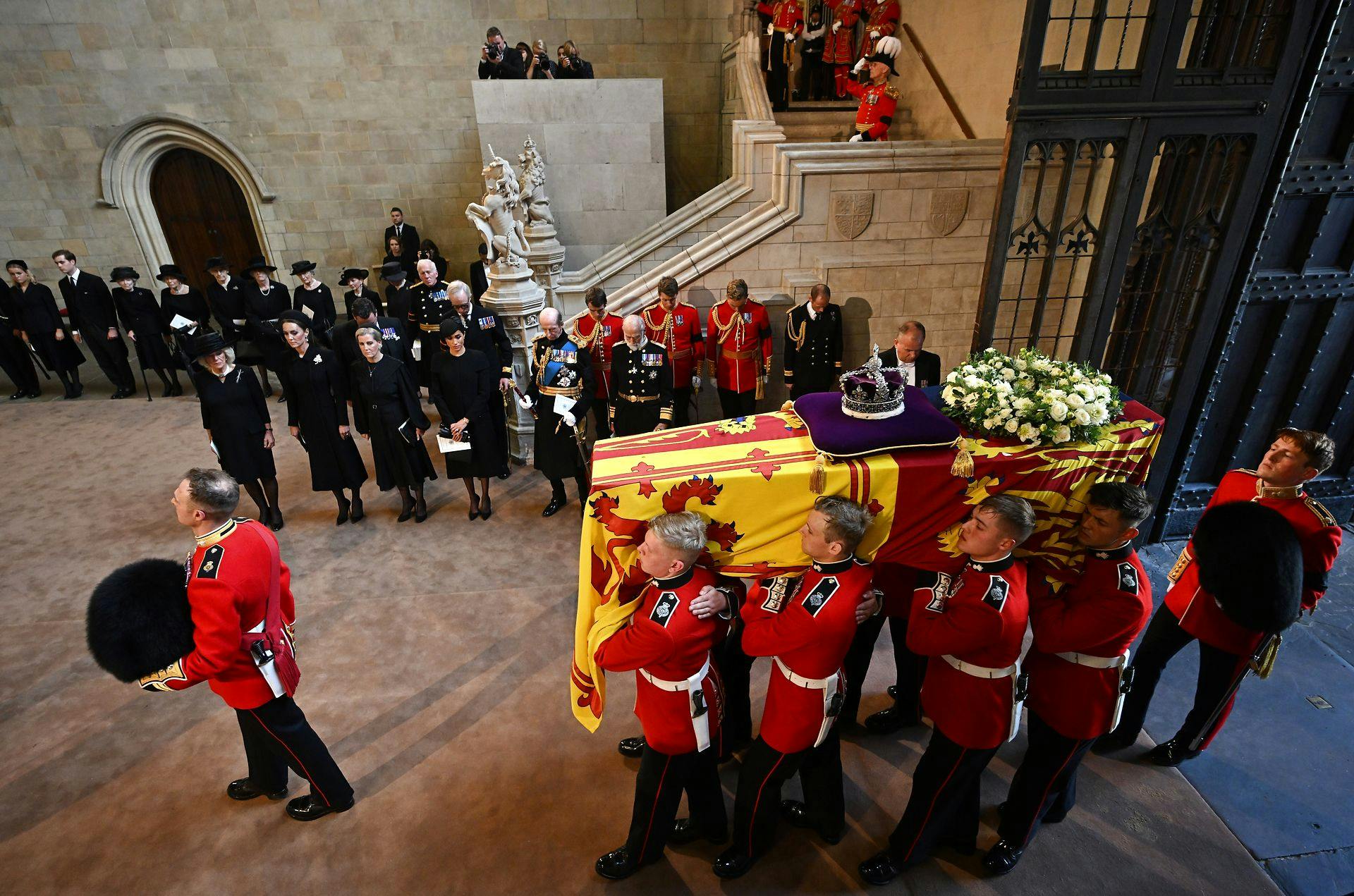 Kisten med dronning Elizabeth bæres ind i Westminster Hall.
