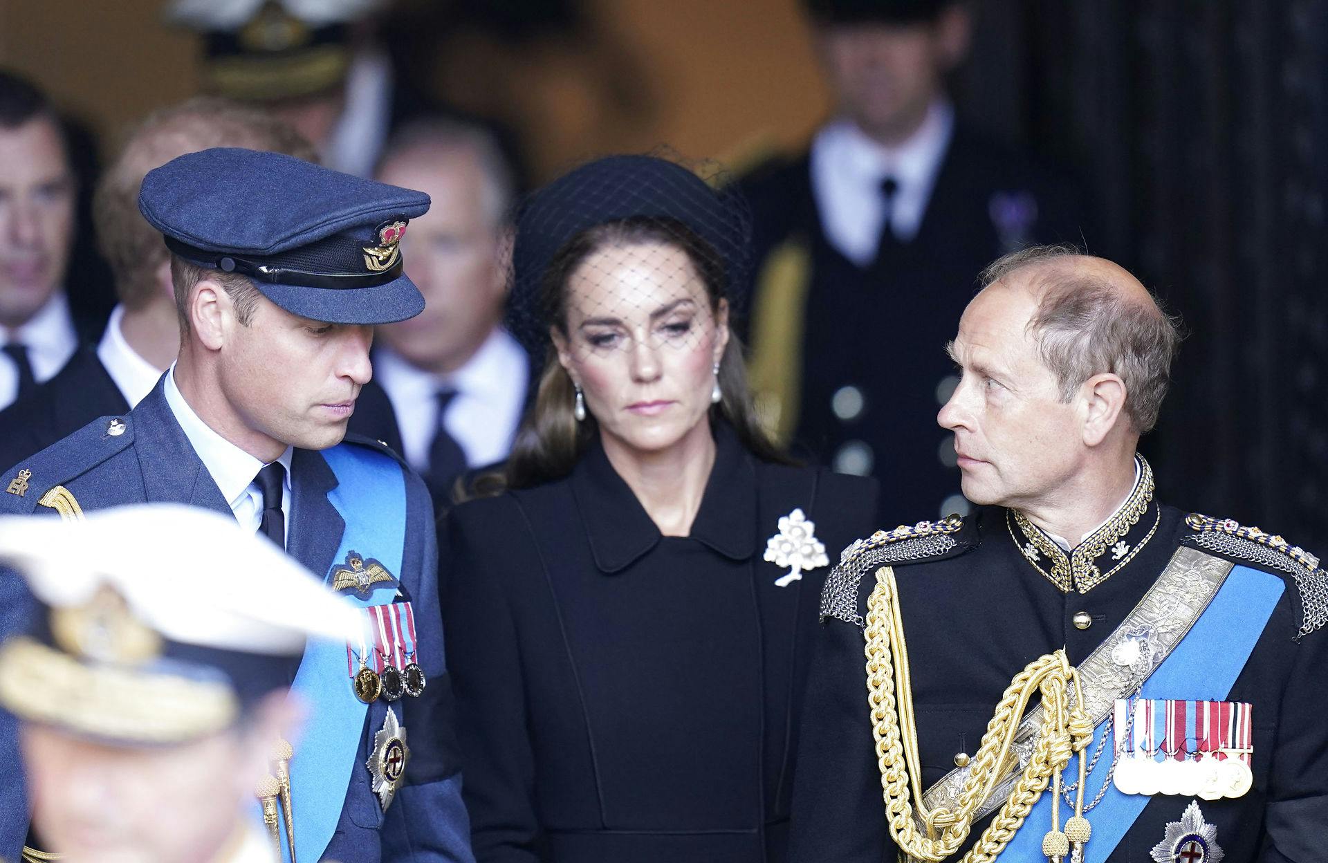 Stemningen var trykket, da prins William, hertuginde Kate og prins Edward besøgte Westminster Hall i London.
