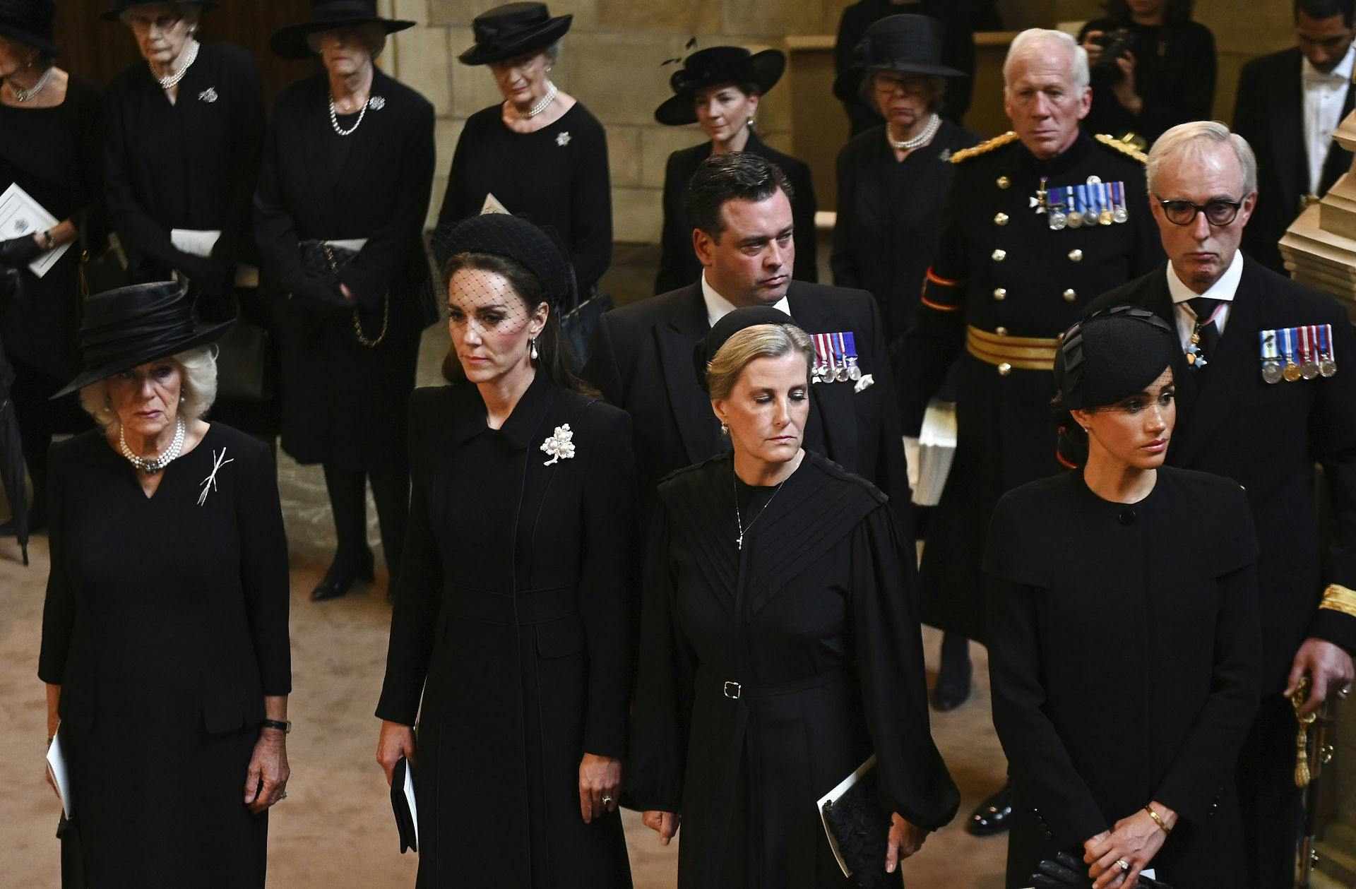 Den nærmeste kongefamilie var - som traditionen foreskriver - klædt i sort. Flere bar desuden smykker, der havde en nær relation til den afdøde dronning Elizabeth.&nbsp;
