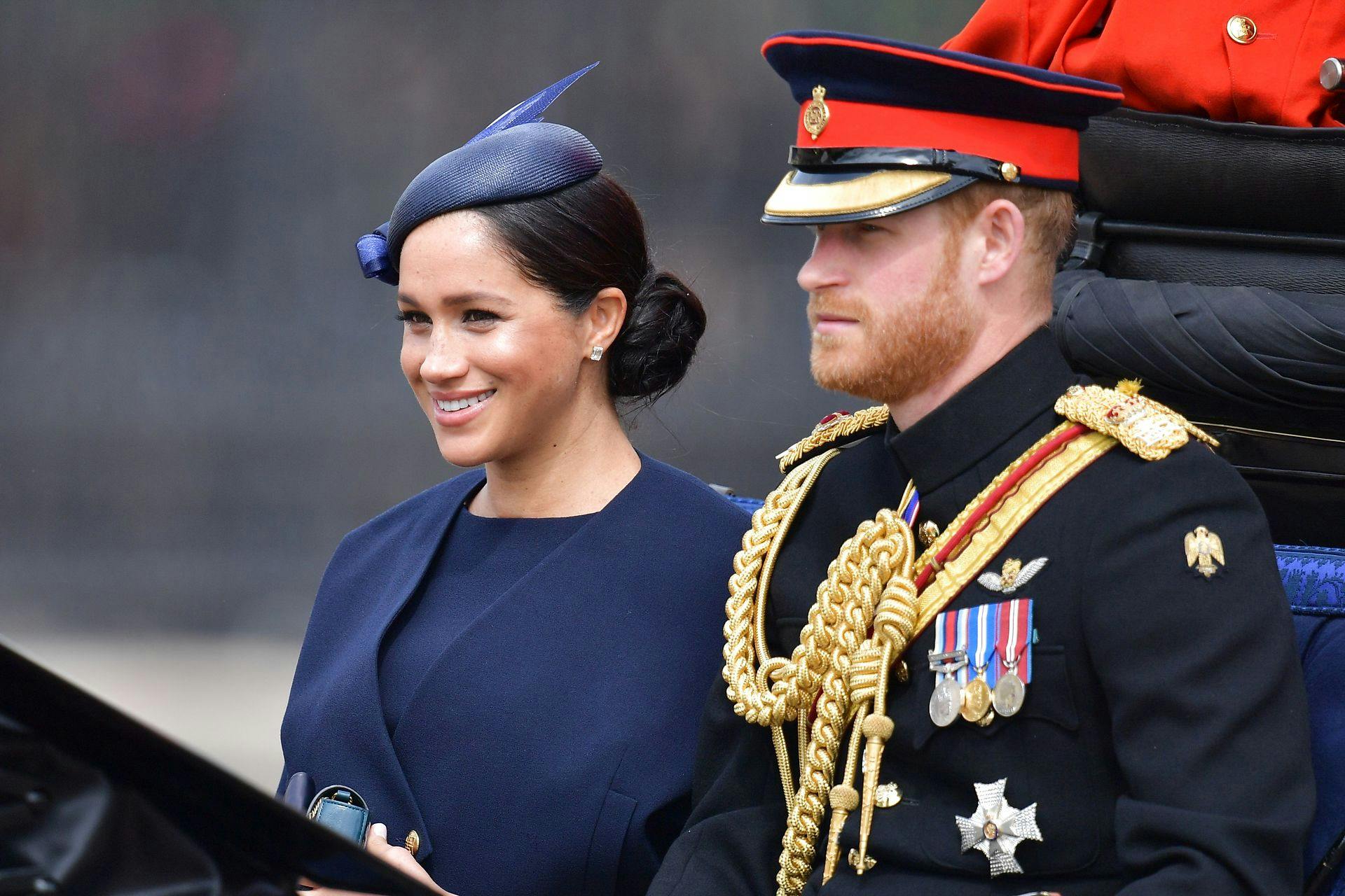 Hertugen og hertuginden af Sussex, prins Harry og Meghan Markle, til dronningens fødselsdagsparade i 2019. Her bar Harry den imponerende uniform.&nbsp;
