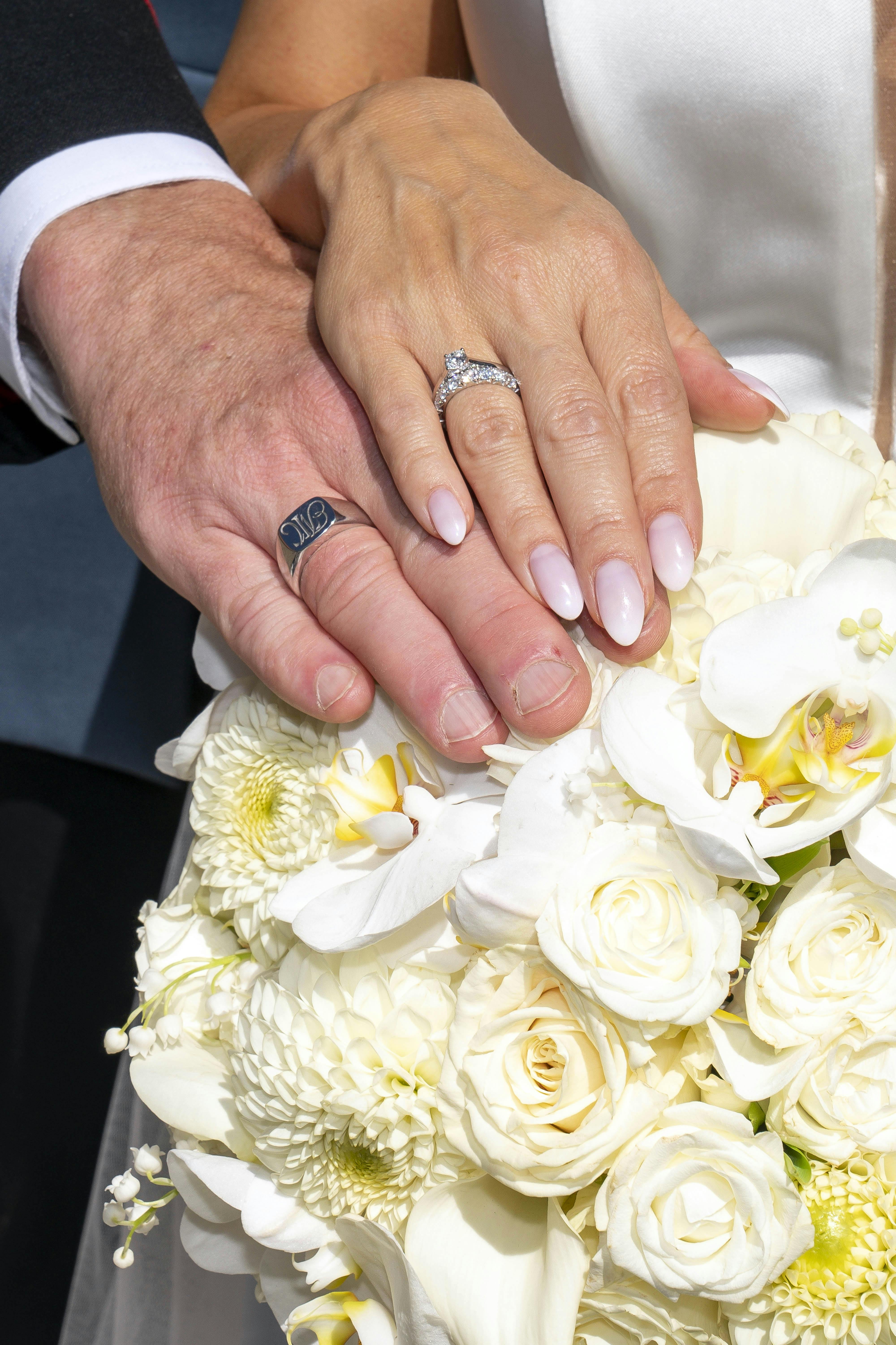 Det er disse ringe, som folk spekulerer i, hvorvidt hun selv har betalt eller ej. 