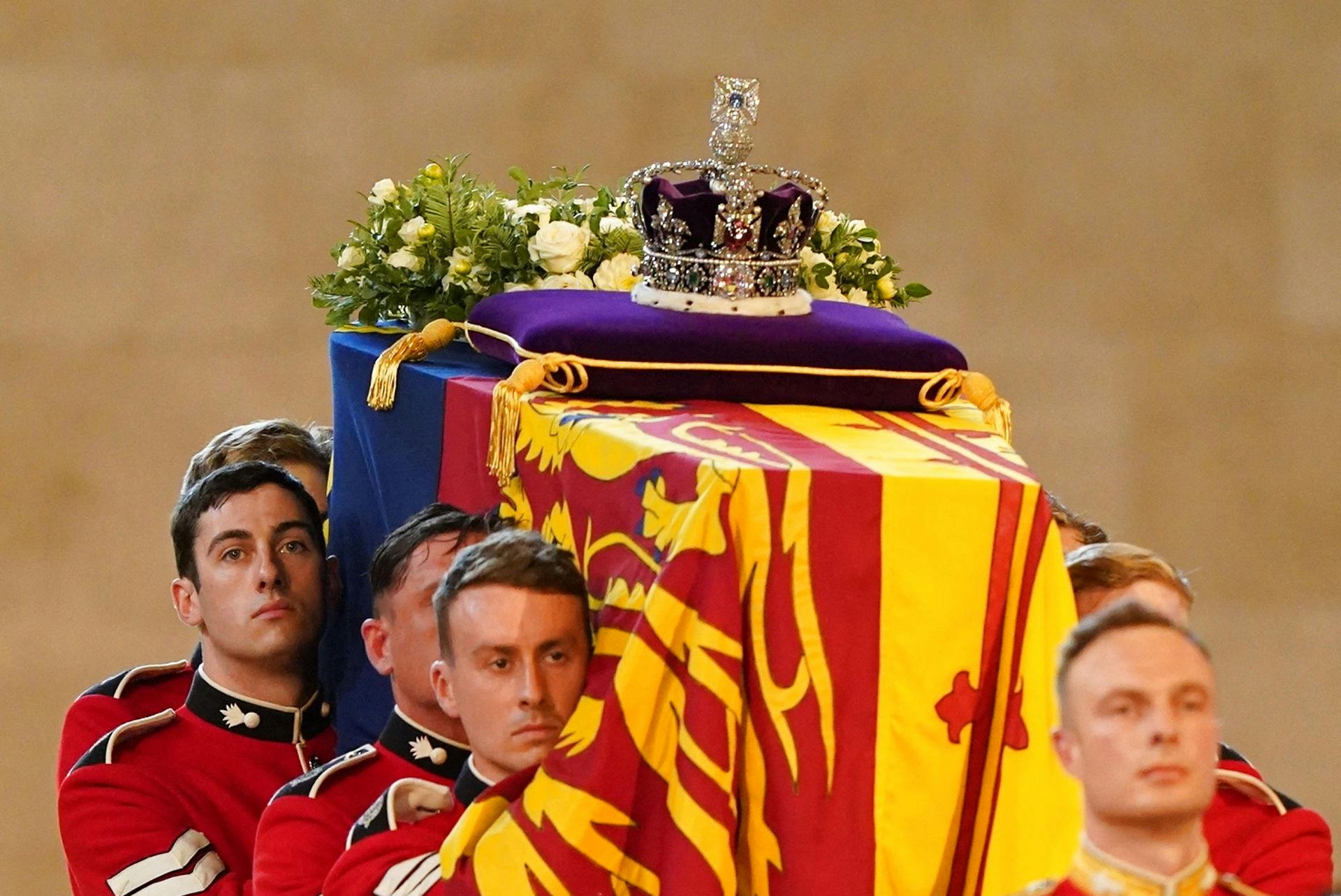 Dronning Elizabeths kiste, der vejede næsten et kvart ton, blev mandag sænket i jorden ved familiegravstedet i Windsor Castle.

