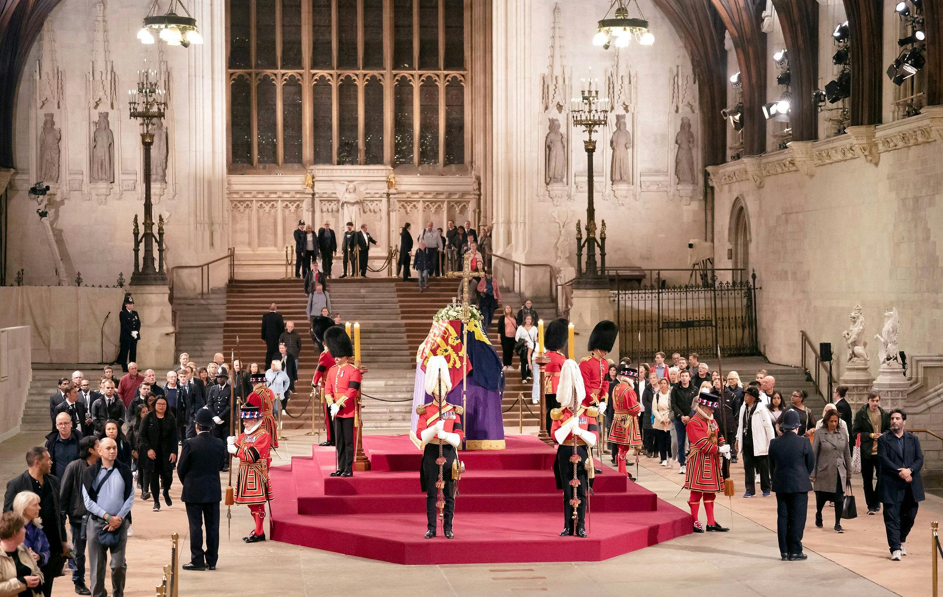 Dronning Elizabeths kiste står lige nu i Westminster Hall, hvor der er åbent for offentligheden.