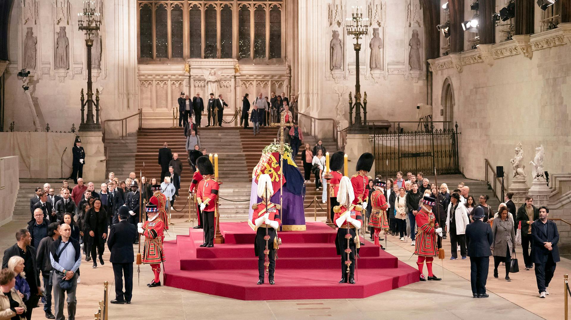 Dronning Elizabeths kiste står lige nu i Westminster Hall, hvor der er åbent for offentligheden.