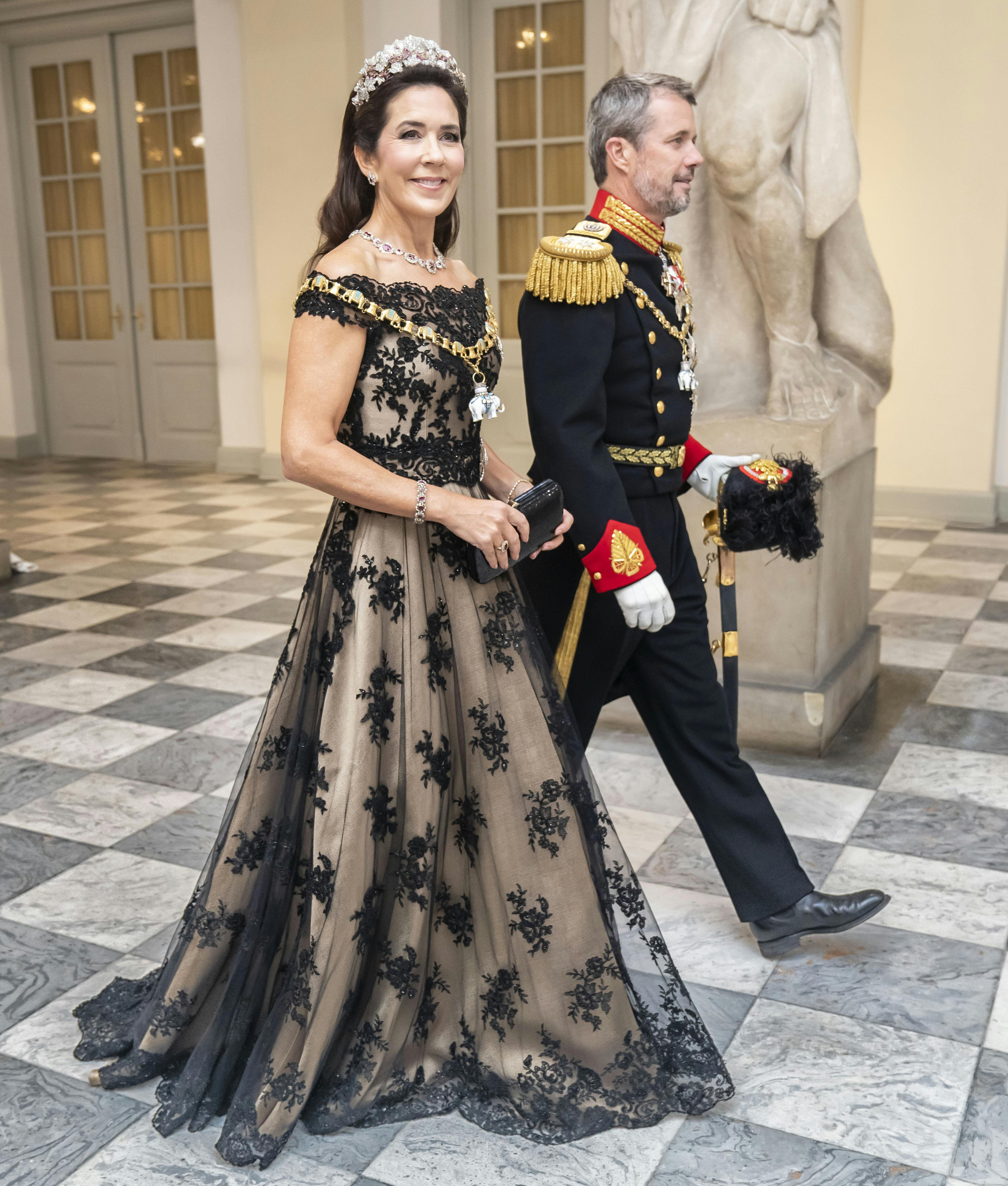 Her er kronprinsesse Mary og kronprins Frederik fotograferet i forbindelse med dronning Margrethes gallataffel.&nbsp;
