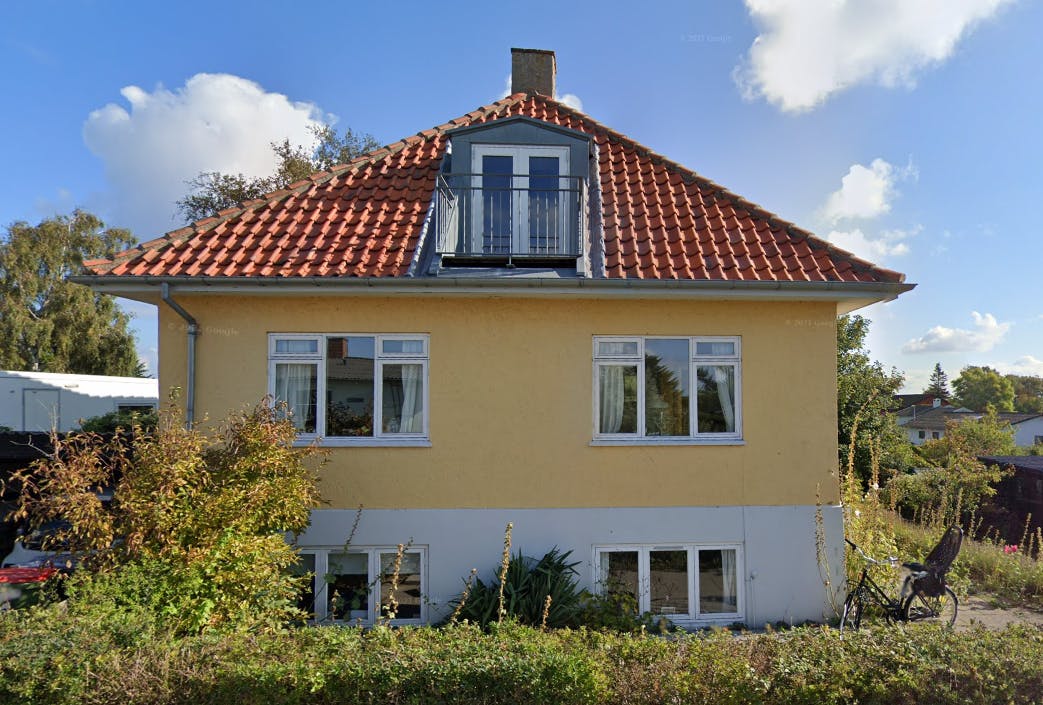 Jesper Asholt har betalt små millioner for denne gule herlighed i Hundested. 
