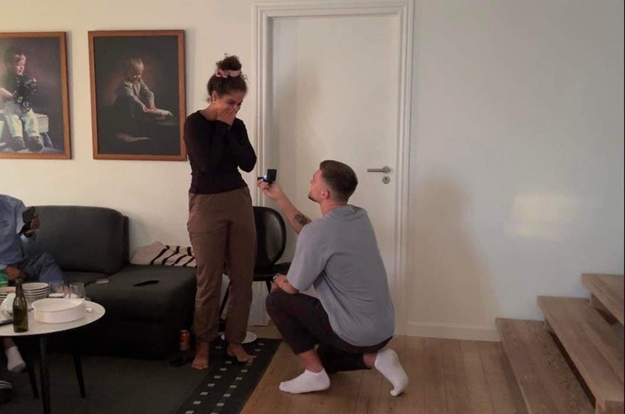 Sådan så det ud hjemme i stuen, da Emil faldt på knæ for sin Alberte.