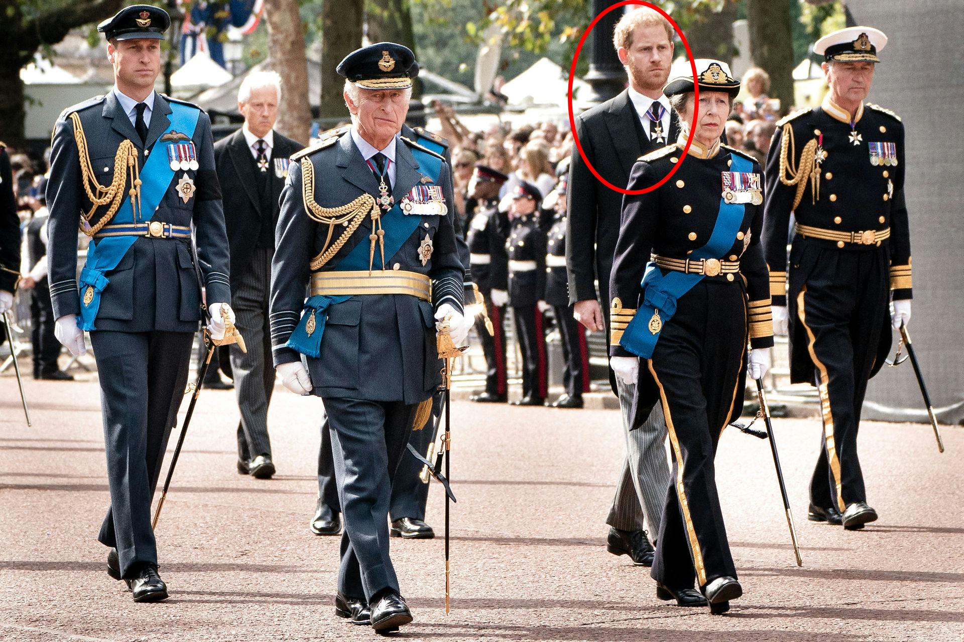 Prins Harry var ikke klædt i uniform som resten af sin familie, da de fulgte dronning Elizabeths kiste onsdag.

