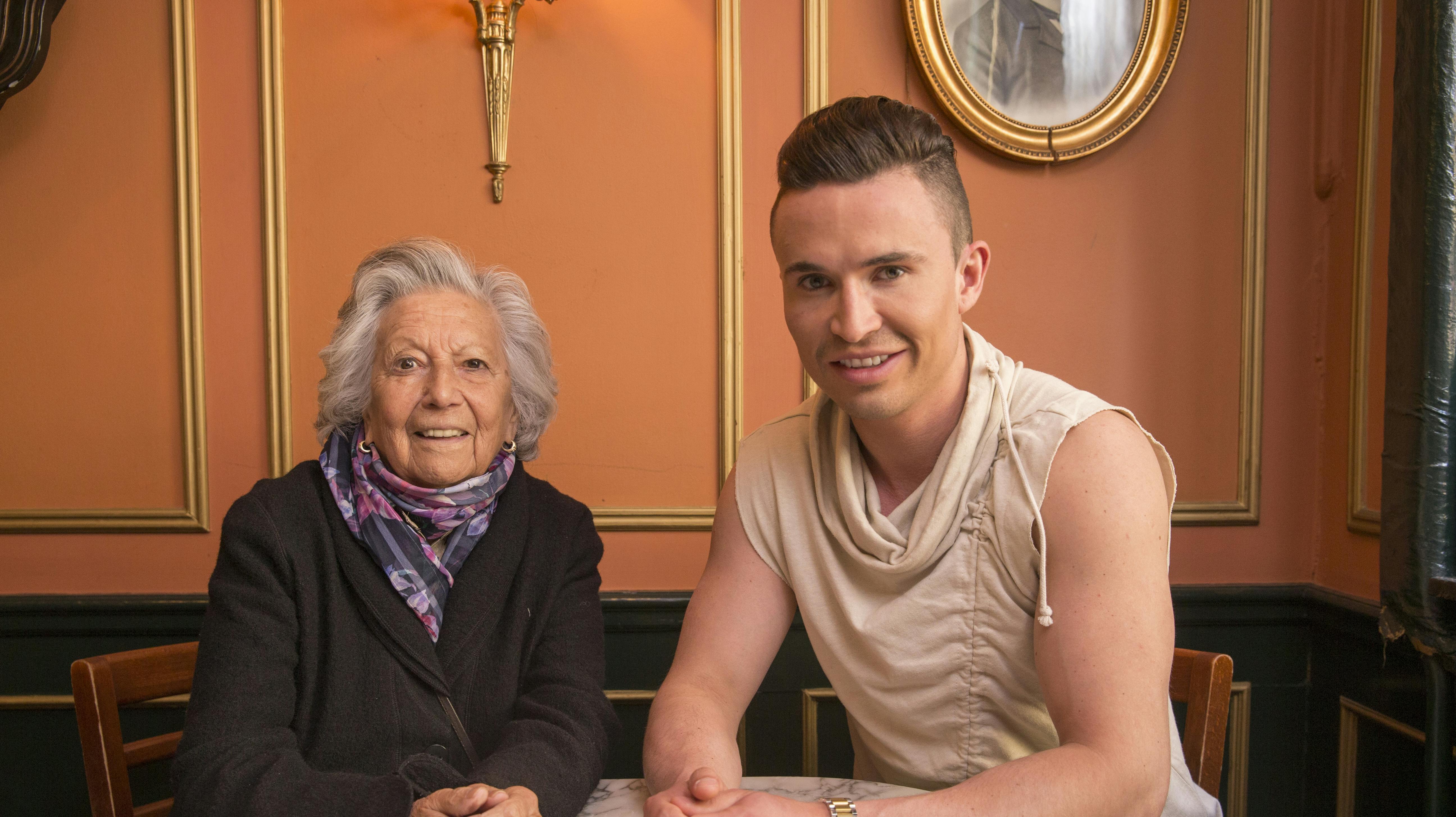 Gustav Salinas har altid været tæt knyttet til sin 94-årige mormor Victoria.