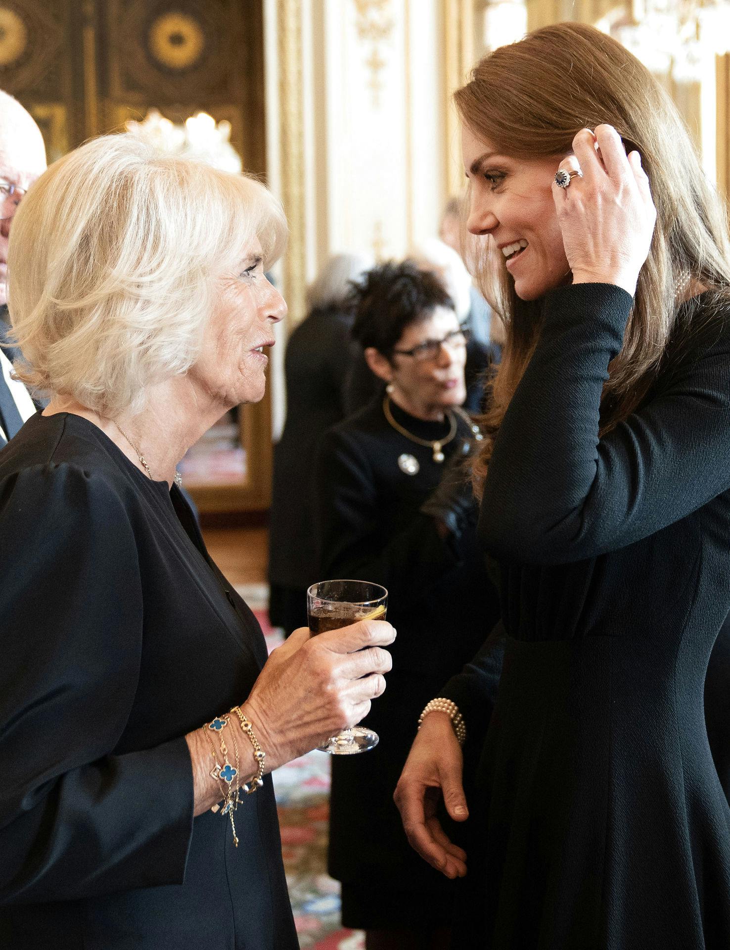 Trods omstændighederne strålede Kate som altid. Og armbåndet det samme.