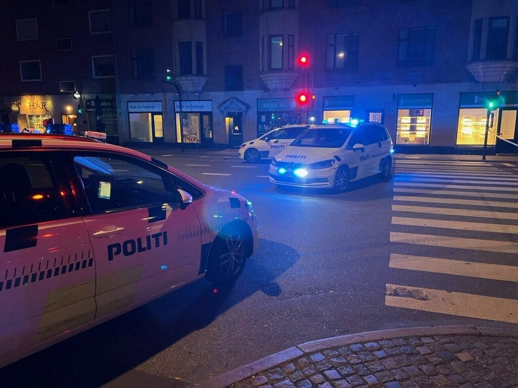 Flere patruljevogne tilkaldt til stedet.