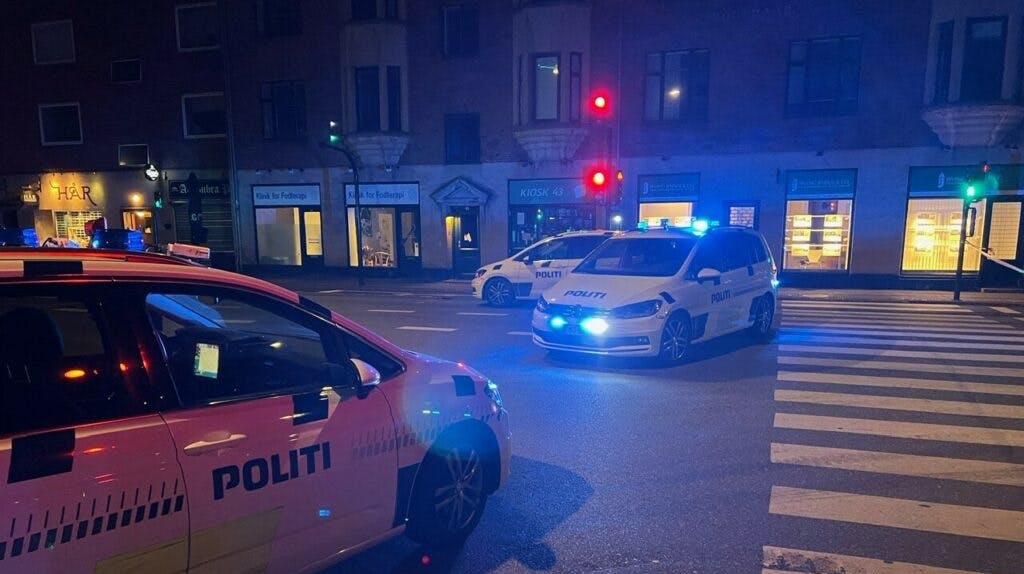 Flere patruljevogne tilkaldt til stedet.