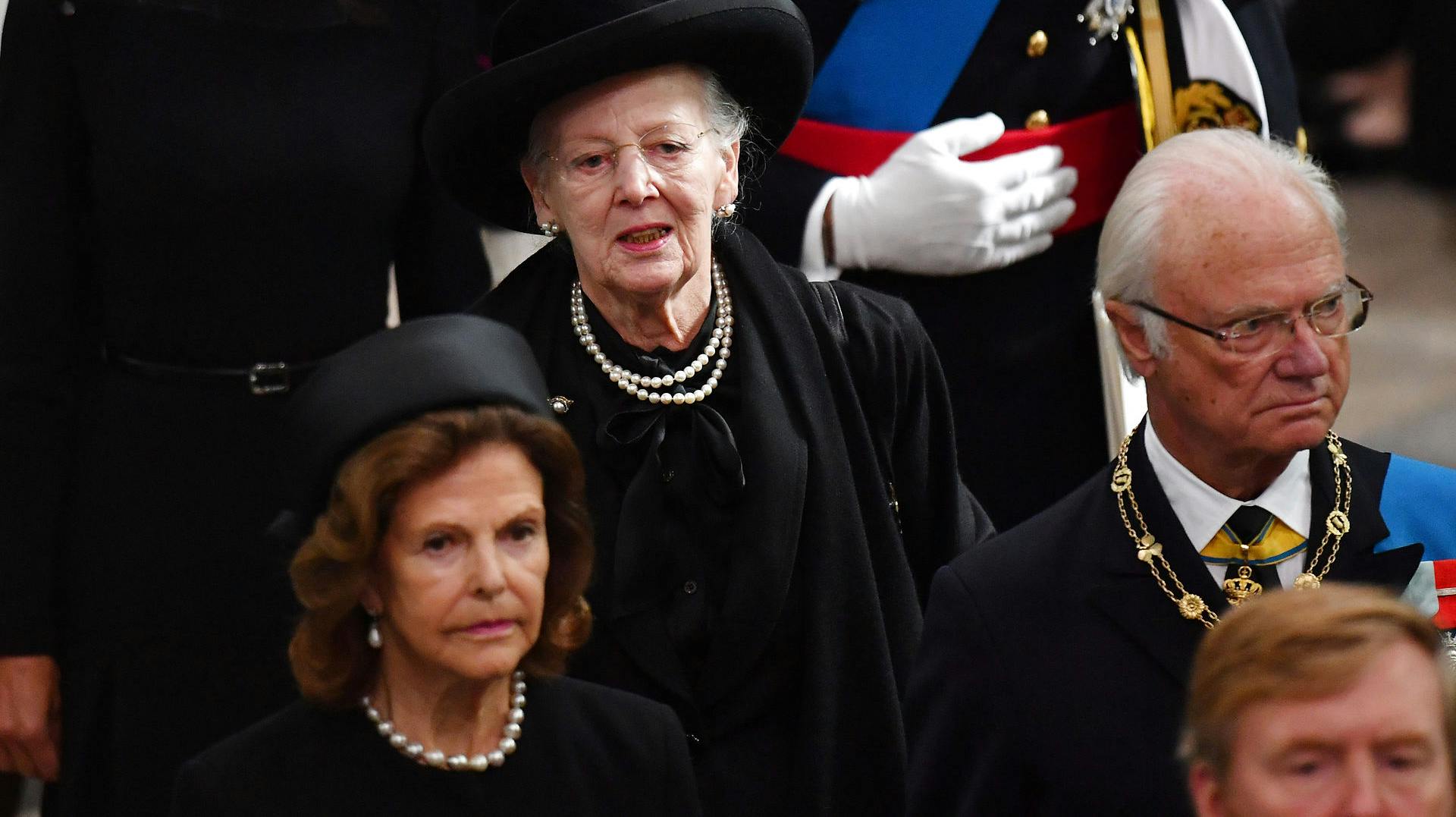 Dronning Margrethe til dronning Elizabeths begravelse i Westminster Abbey i London mandag formiddag.