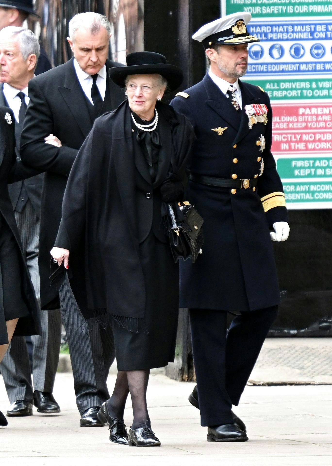 Dronning Margrethe og kronprins Frederik ankommer til dronning Elizabeths statsbegravelse.&nbsp;
