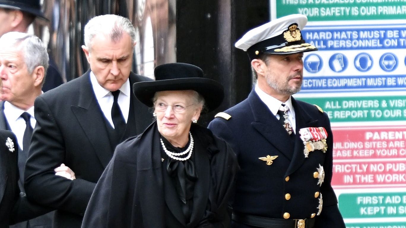 Dronning Margrethe og kronprins Frederik ankommer til dronning Elizabeths statsbegravelse. nbsp;