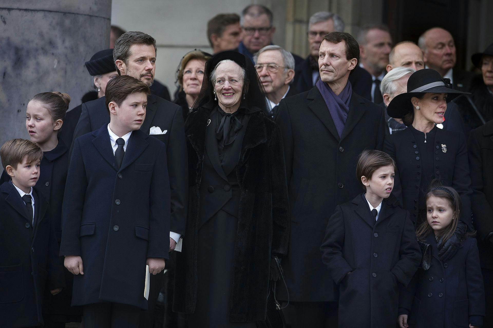 Den kongelige familie udenfor Christiansborg slotskirke efter den kirkelige handling i forbindelse med prins Henriks bisættelse den 20. februar 2018. Her er dronningen klædt i det samme sæt, som hun havde på mandag til dronning Elizabeths begravelse.