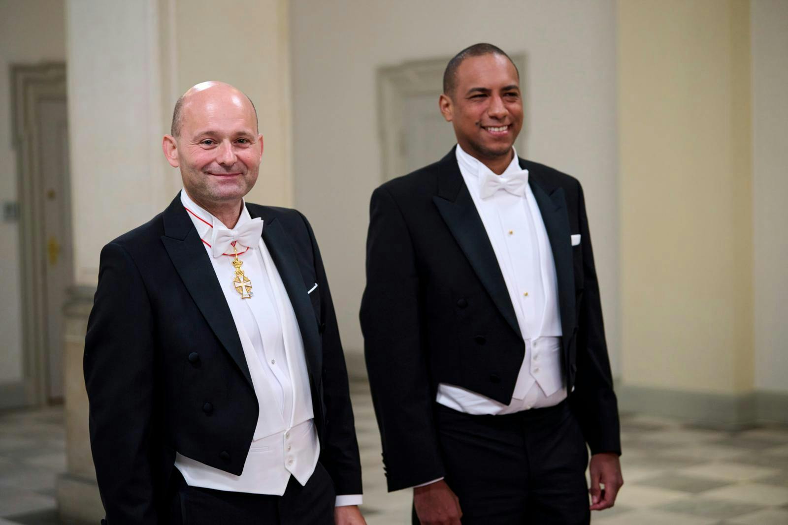 Søren Pape Poulsen og Josue Medina Vasquez til taffel hos dronningen.
