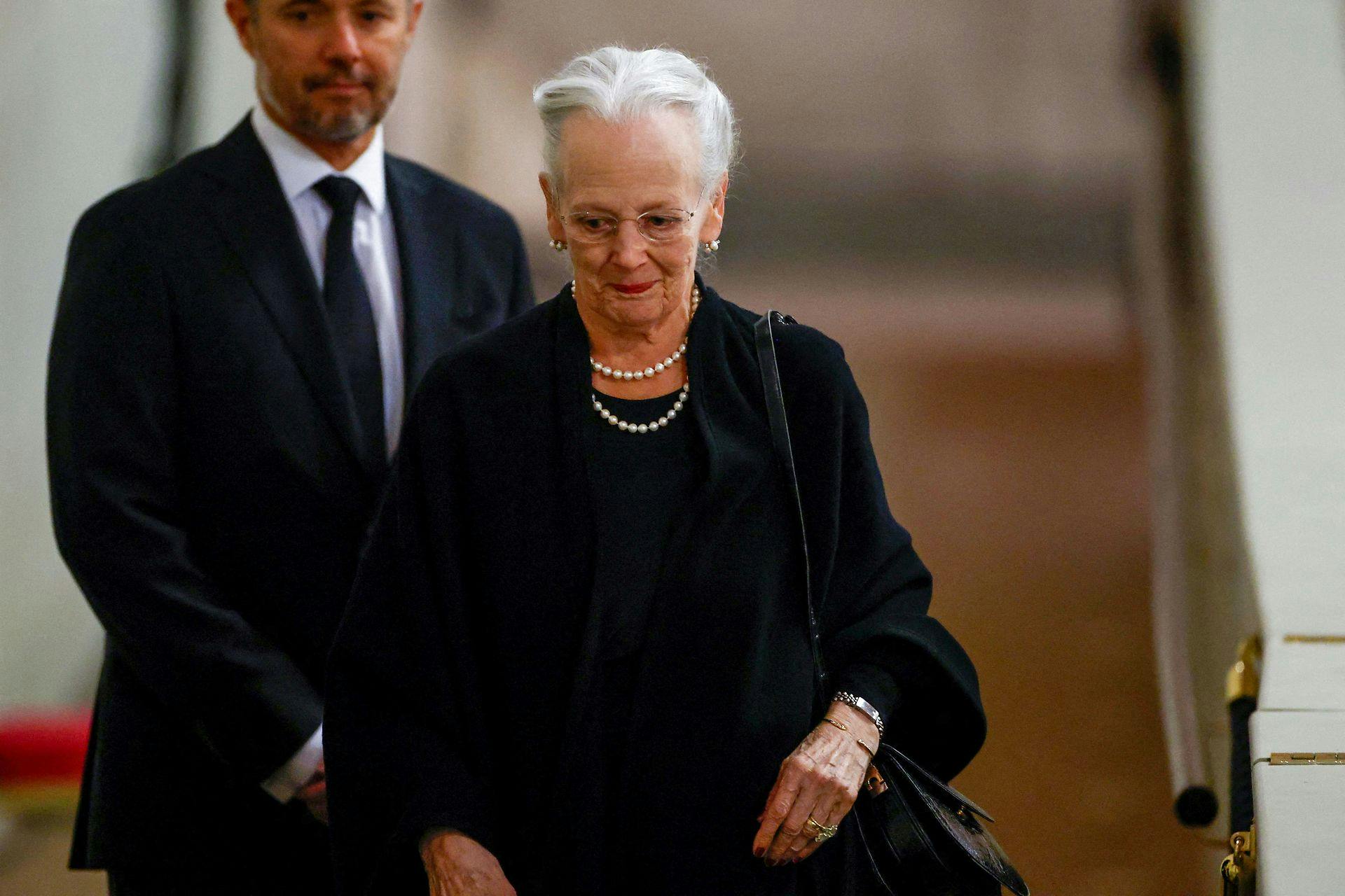 Det var en dybt berørt dronning Margrethe, der besøgte dronning Elizabeths kiste i Westminster Hall.&nbsp;
