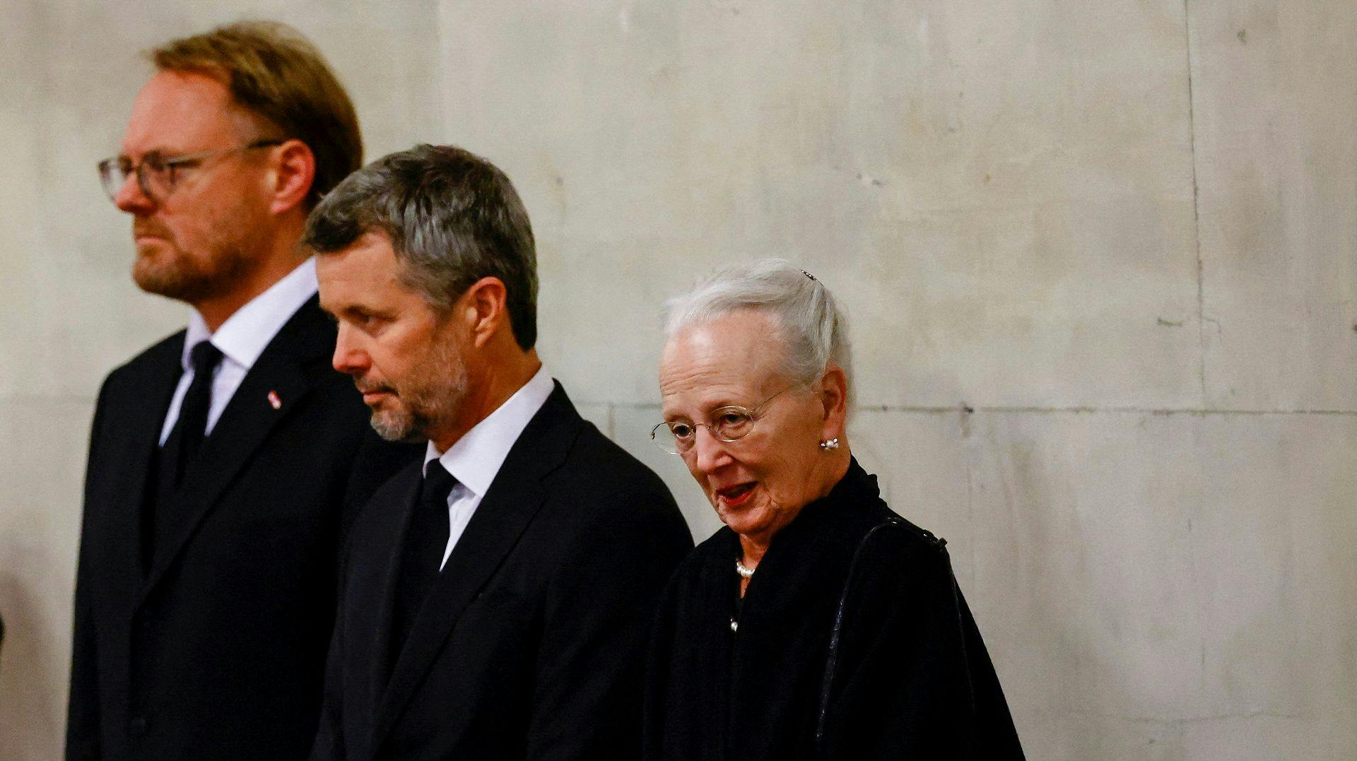 Dronning Margrethe og kronprins Frederik foran dronning Elizabeths kiste i Westminster Hall.