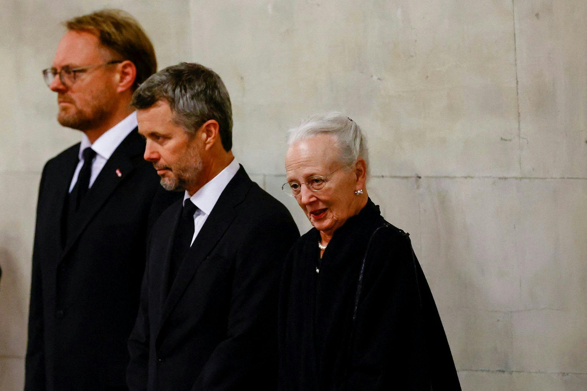 Dronning Margrethe og kronprins Frederik foran dronning Elizabeths kiste i Westminster Hall.