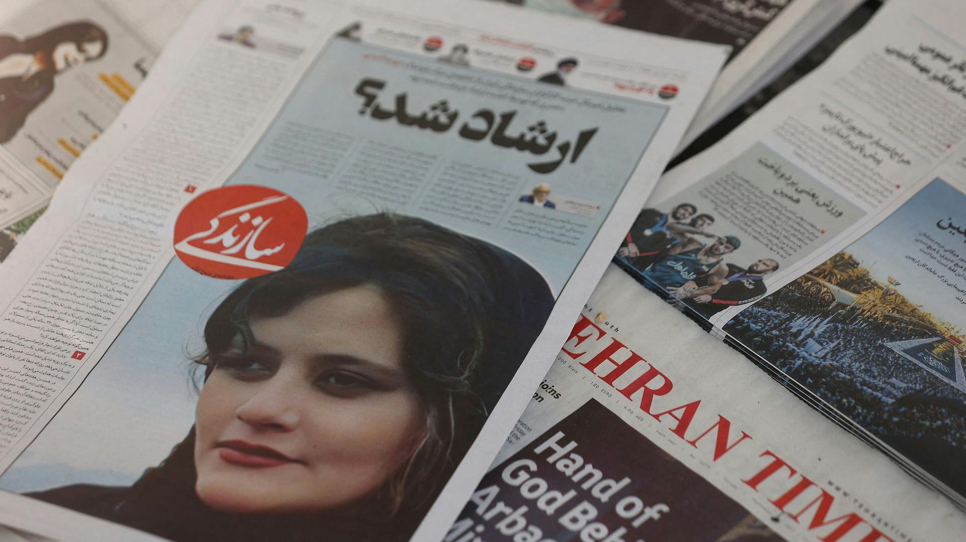 En avisforside med Mahsa Amini på forsiden.