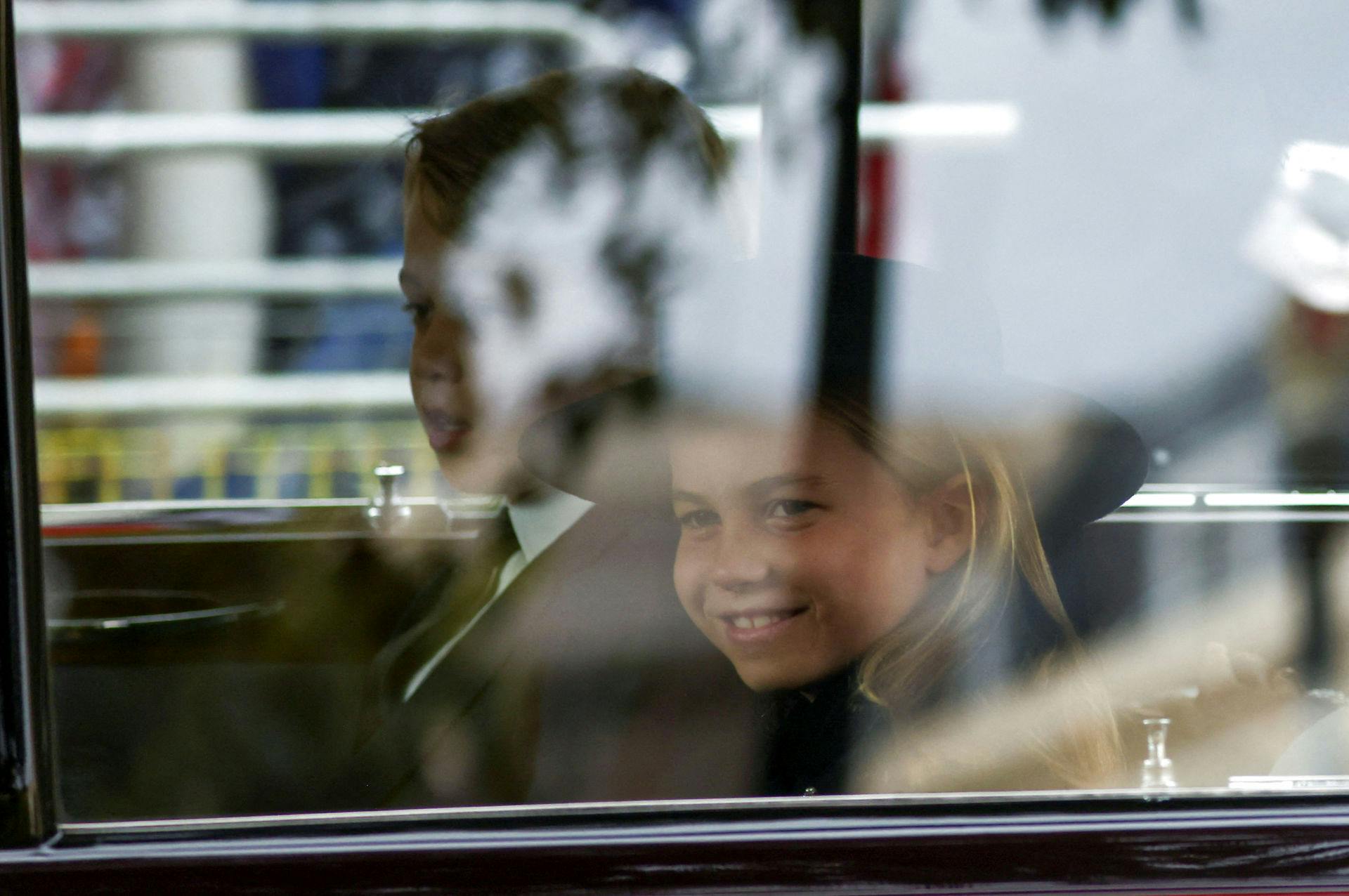 Prinsesse Charlotte ved sin af sin bror, prins George.