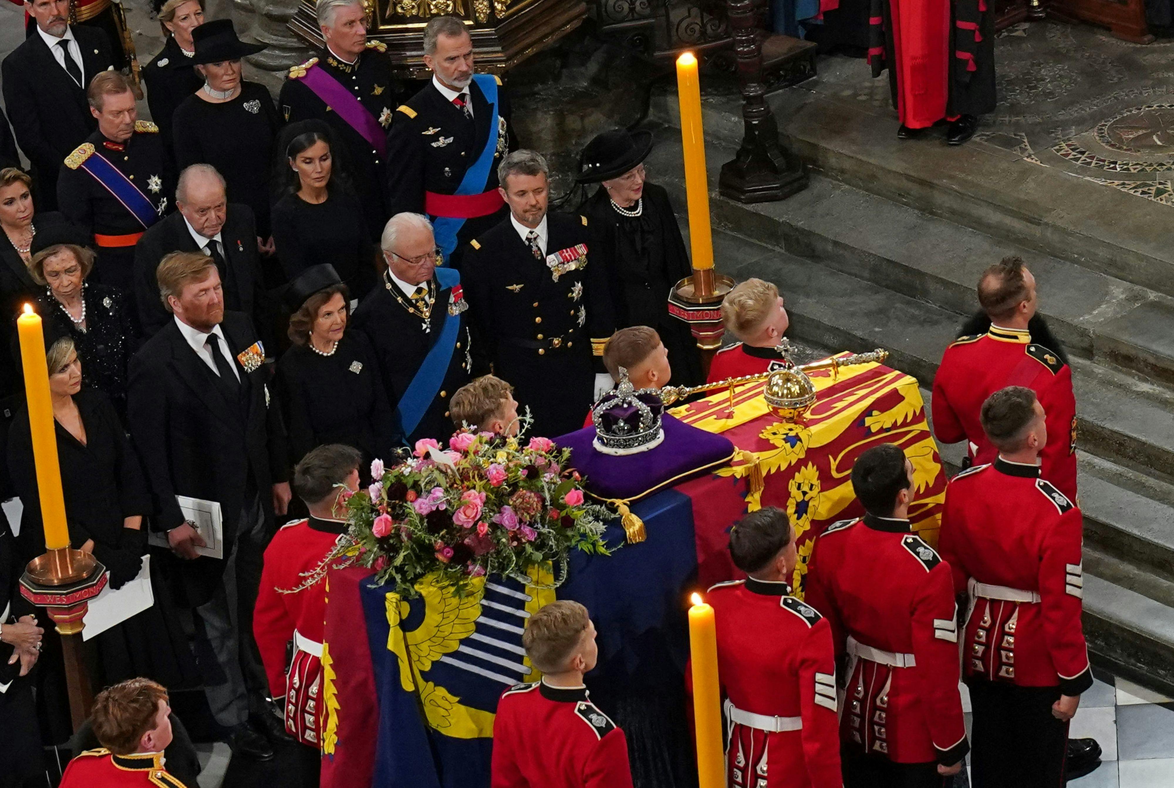 Kronprins Frederik og dronning Margrethe sad første parket til dronning Elizabeths statsbegravelse. nbsp;