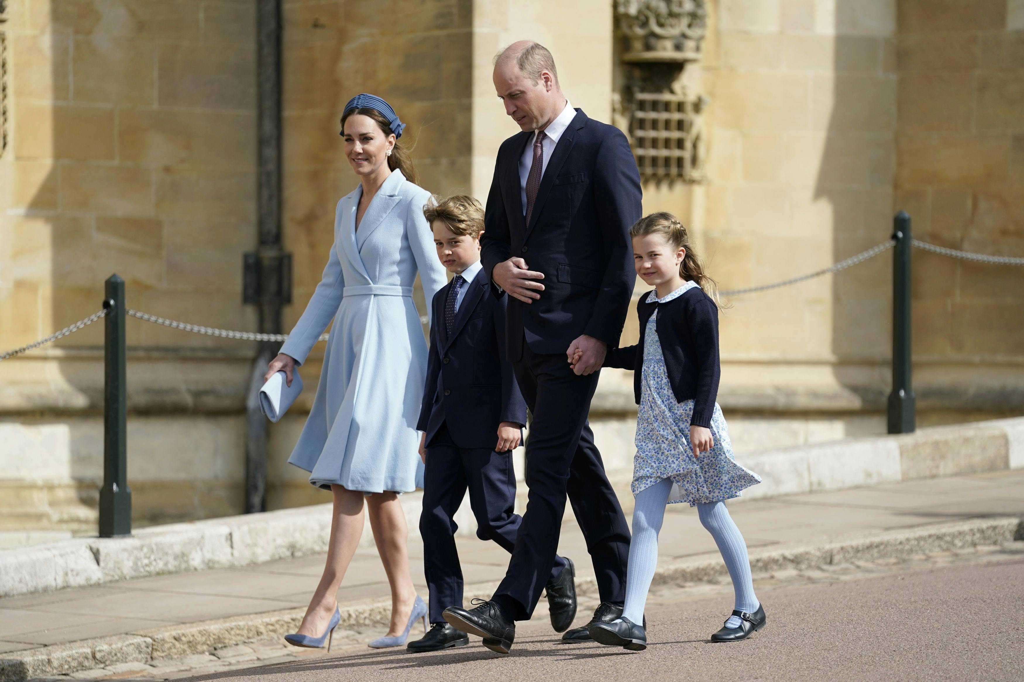 Her er hertuginde Kate og prins William på vej til påskegudstjeneste med deres to ældste børn tidligere på året.&nbsp;
