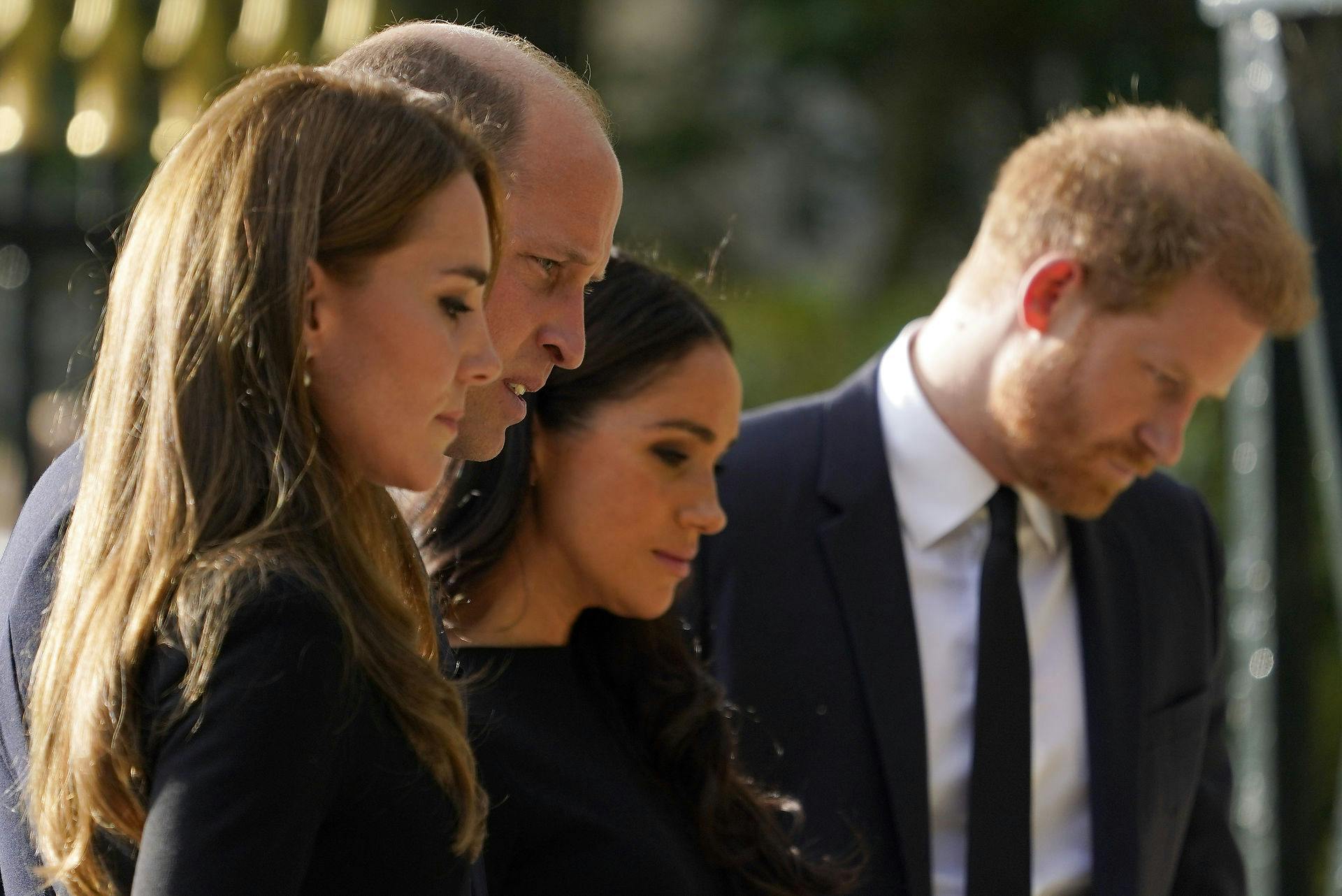 "The Fab Four" ser på de beskeder og blomstre, som englænderne har lagt ved Windsor Castle.
