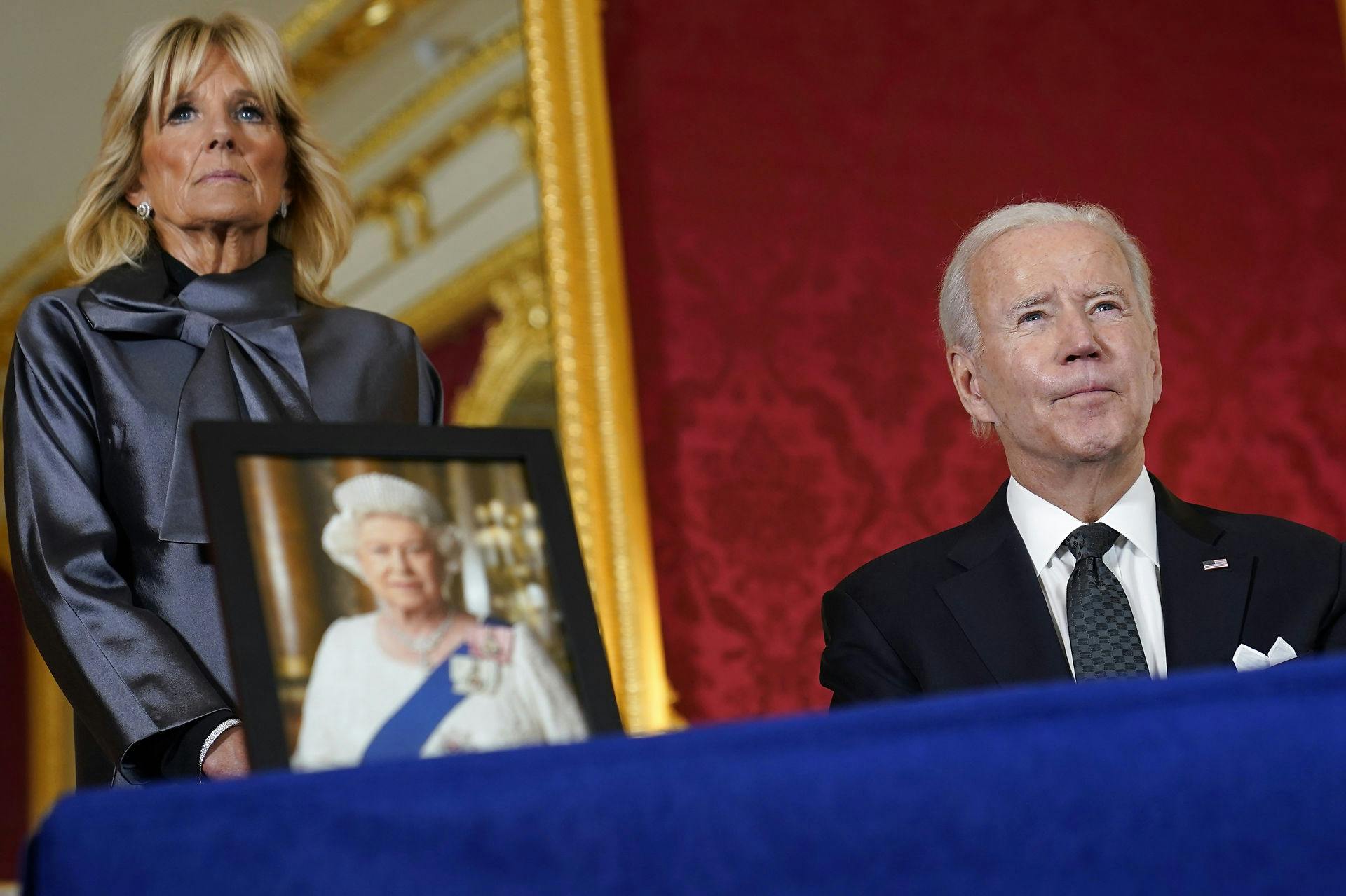 Præsident Joe Biden og hans hustrut Jill Biden skriver sig her ind i mindebogen.