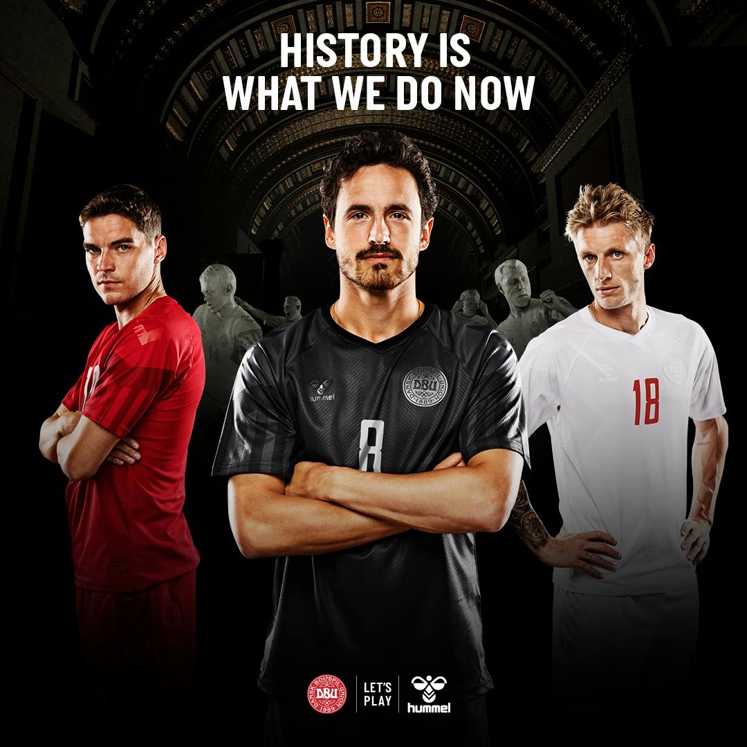 Som noget helt nyt bliver tredjetrøjen sort - den som Thomas Delaney står i. Hjemmebanetrøjen, som Robert Skov har på, er rød. Udebanetrøjen er som vanligt hvid - portrætteret af Daniel Wass.