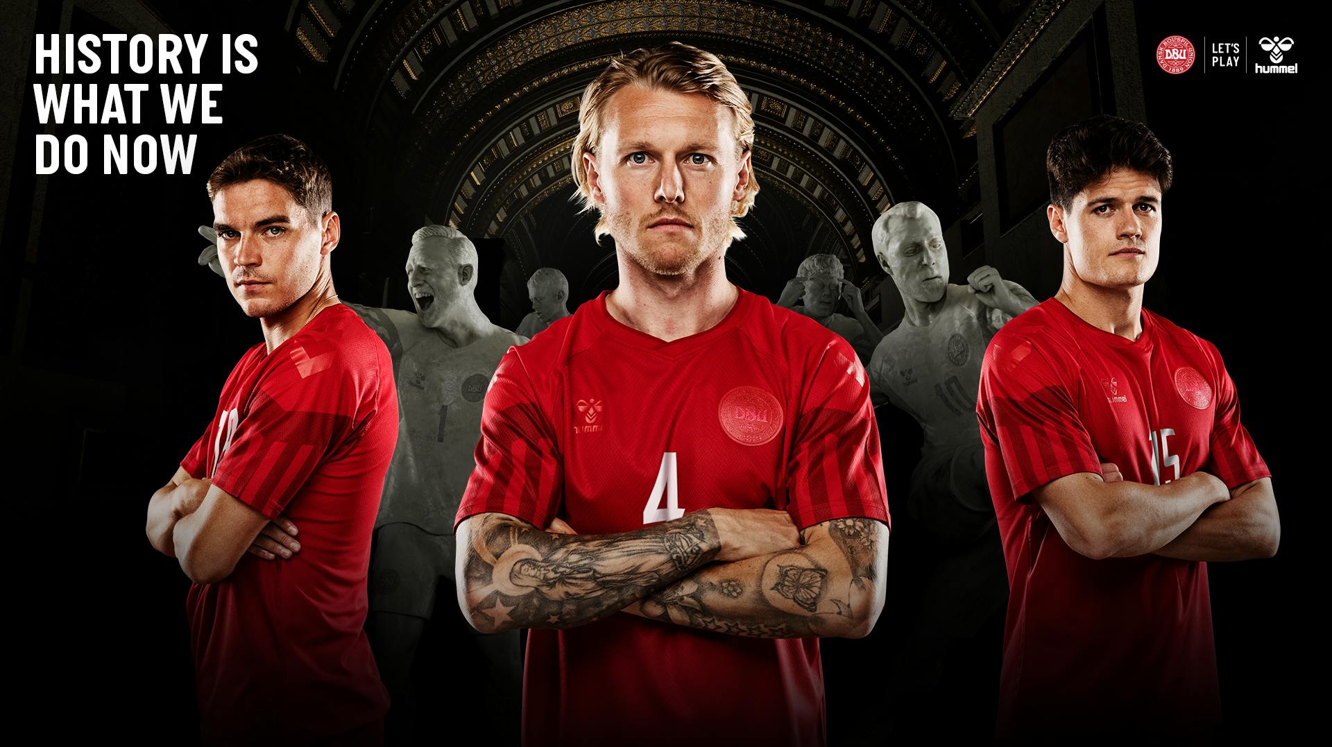 Landsholdets hjemmebanetrøje til VM bliver rød – her repræsenteret af Robert Skov, Simon Kjær og Christian Nørgaard.