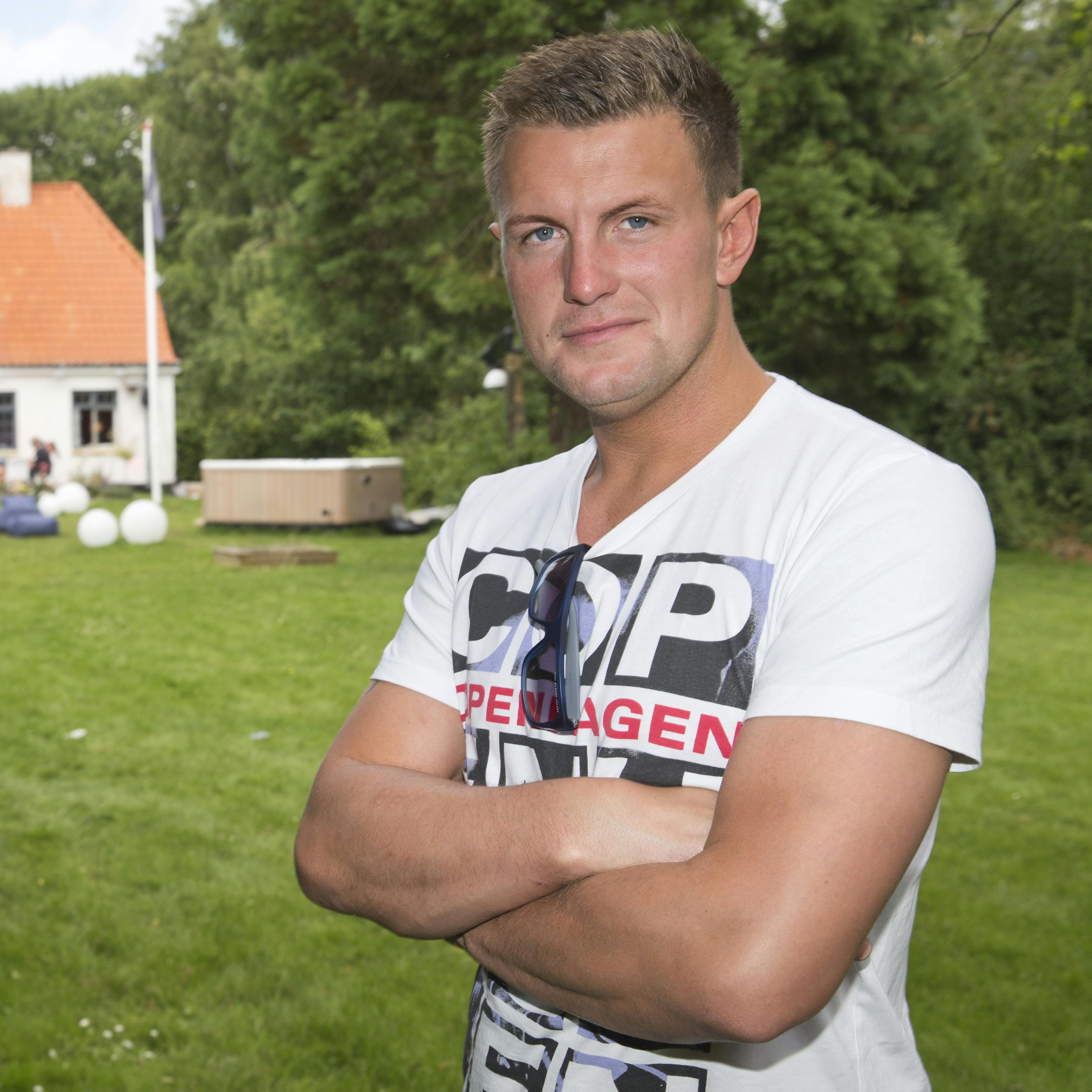 Dolken blev kendt blandt danskerne, da han deltog i programmet "Kongerne af Rømø" i 2012.