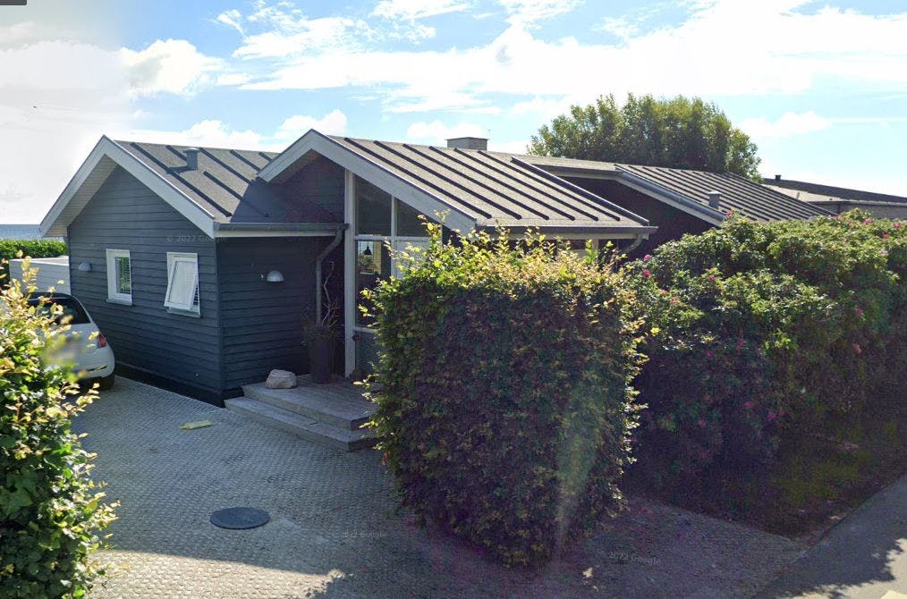 Fra Lars Krogh Jeppesens sommerhus er der direkte adgang til kysten.