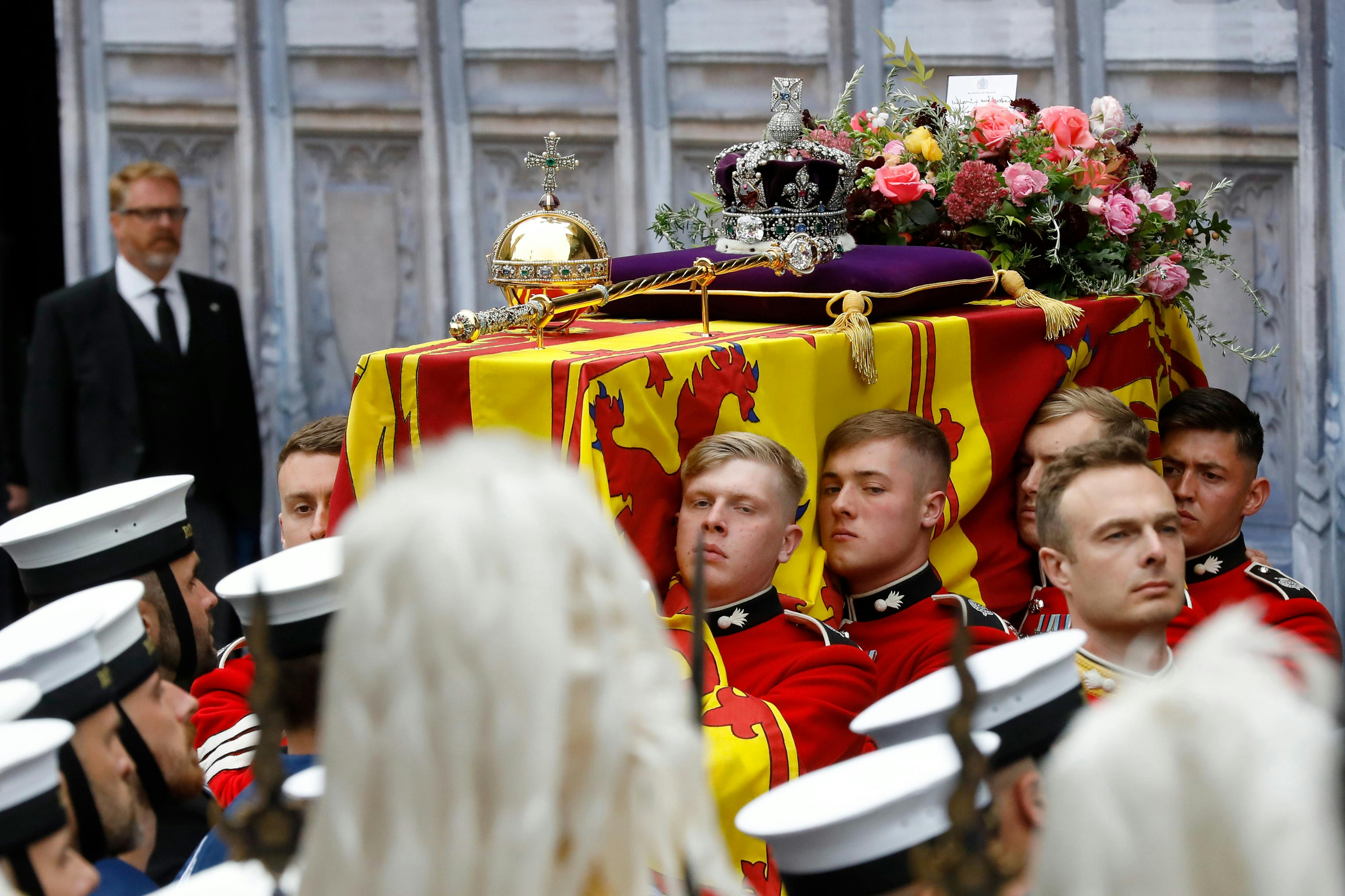 Intet er overladt til tilfældighederne under dronning Elizabeths statsbegravelse – heller ikke valget af blomster. nbsp;