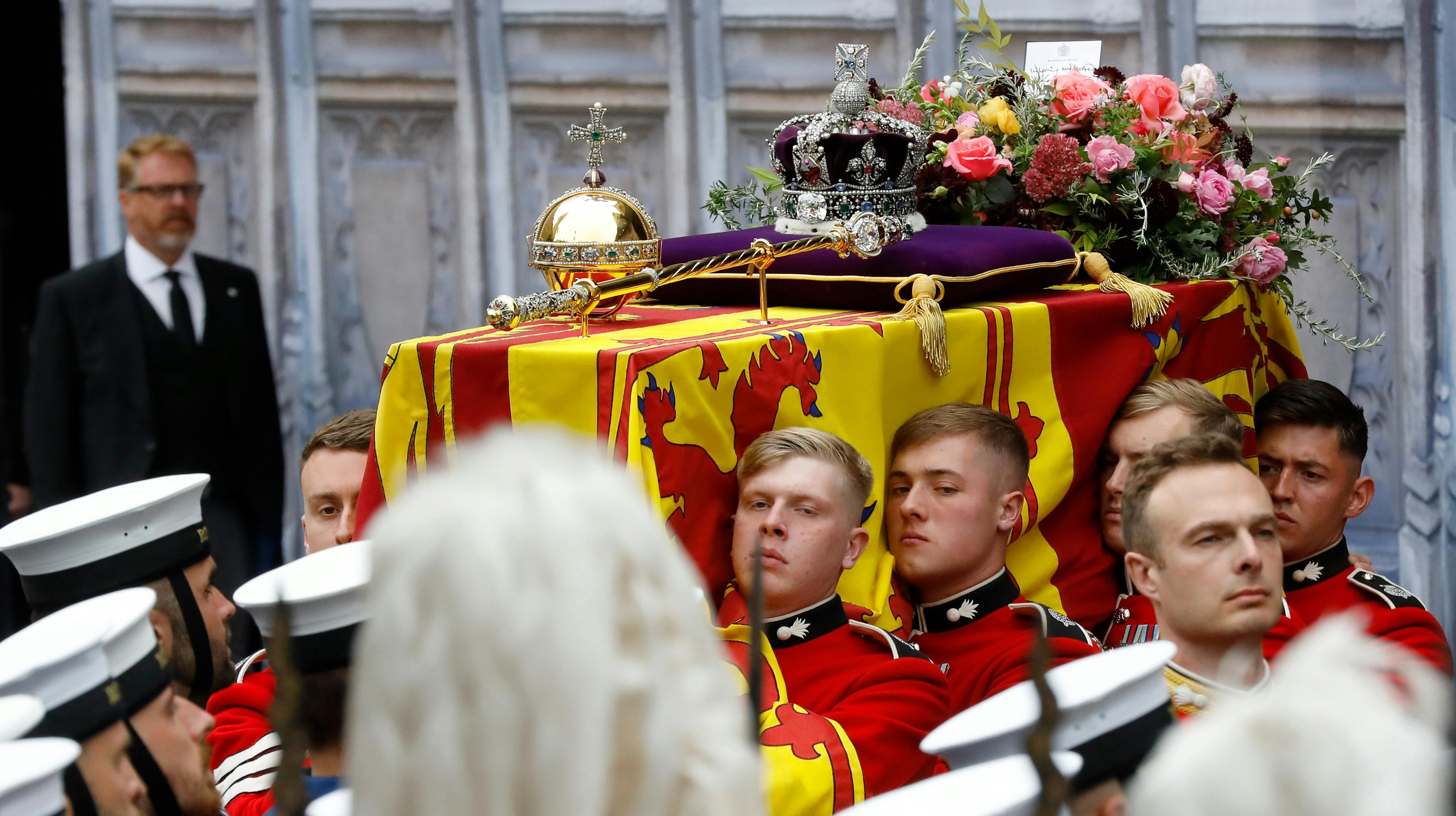 Intet er overladt til tilfældighederne under dronning Elizabeths statsbegravelse – heller ikke valget af blomster. nbsp;