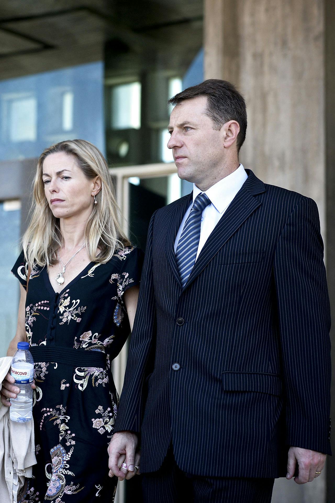 Kate McCann og hendes ægtemand Gerry McCann forlader retten i Lissabon i forbindelse med sagen om den portugisiske efterforsker.&nbsp;
