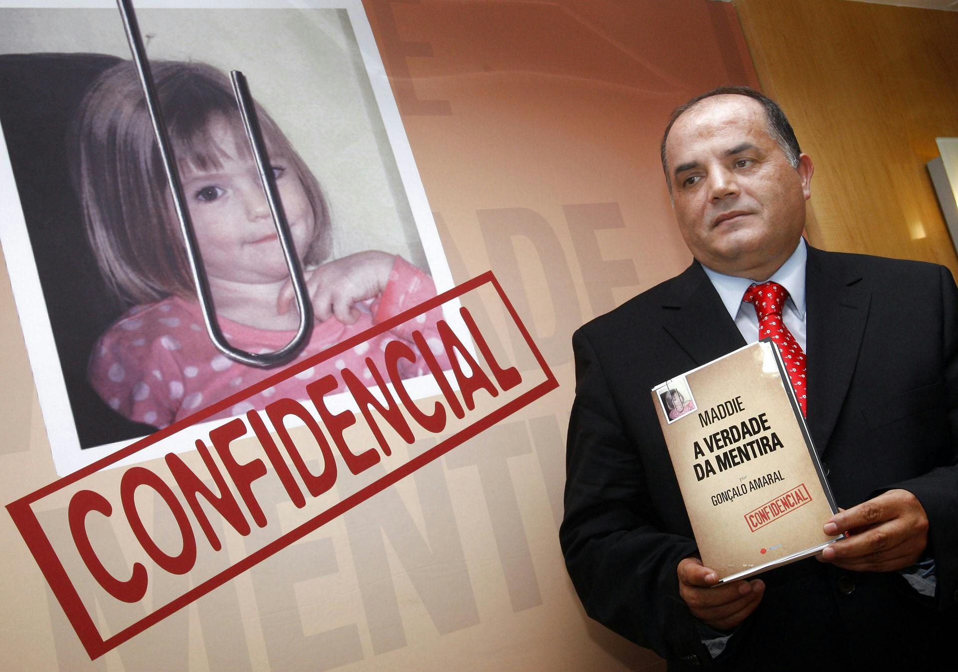 Den portugisiske efterforsker Goncalo Amaral med sin bog, hvori han anklagede Madeleine McCanns forældre for selv at stå bag datterens død.
