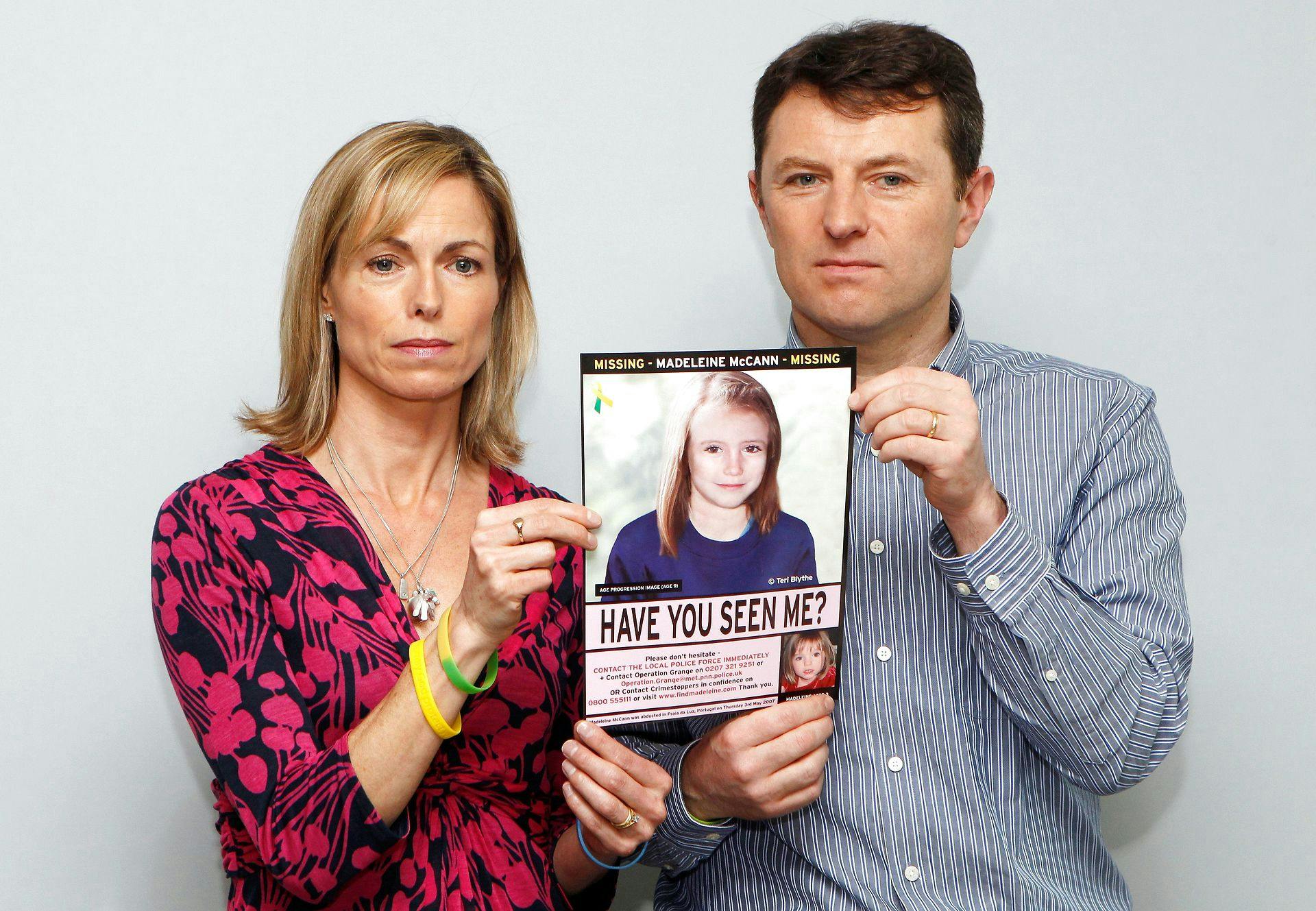 Kate og Gerry McCann med et billede af deres forsvundne datter. Siden datteren forsvandt i maj 2007, har forældrene kæmpet for at få opklaret den mystiske sag.&nbsp;