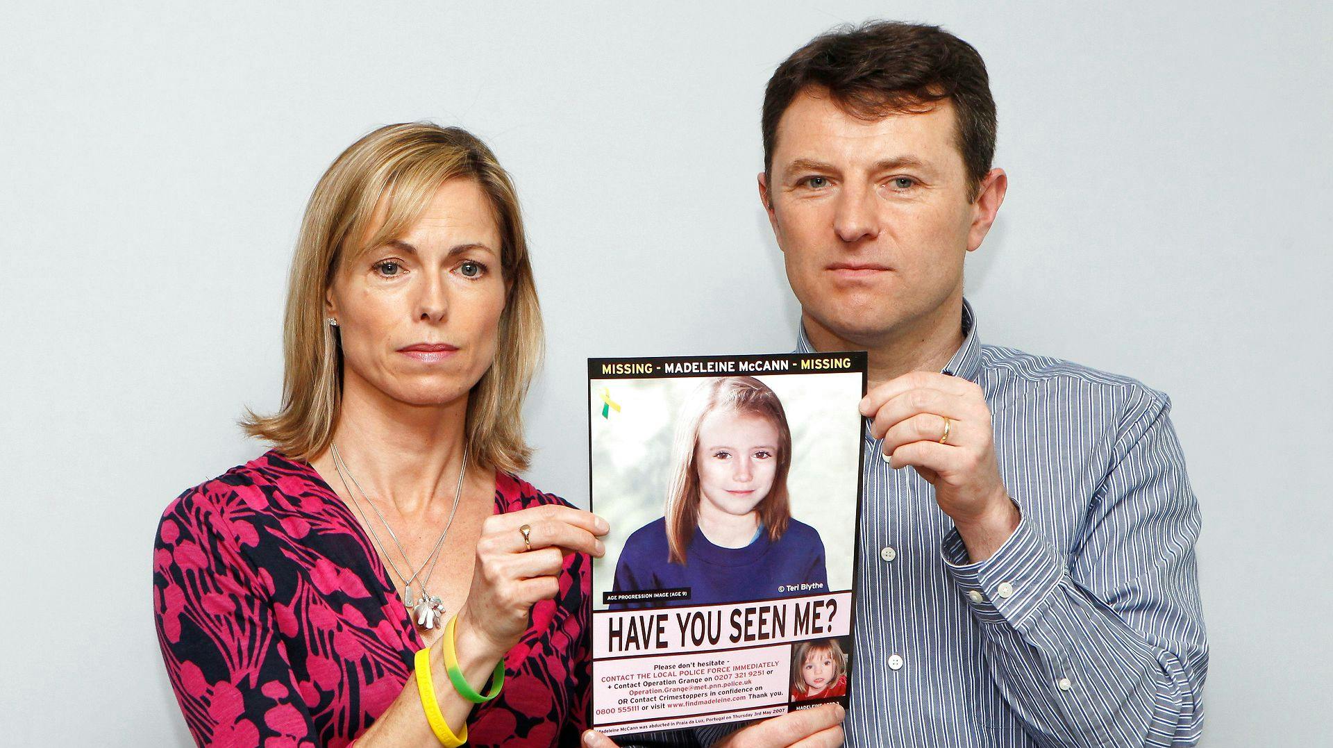 Kate og Gerry McCann med et billede af deres forsvundne datter. Siden datteren forsvandt i maj 2007, har forældrene kæmpet for at få opklaret den mystiske sag. 