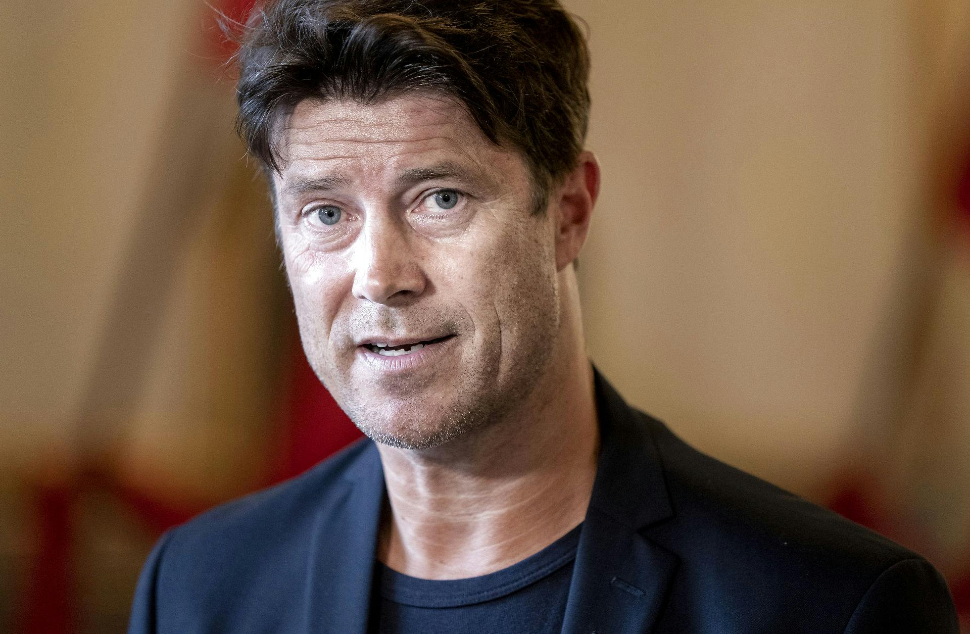 Brian Laudrup svarer nu på kritikken af ham.